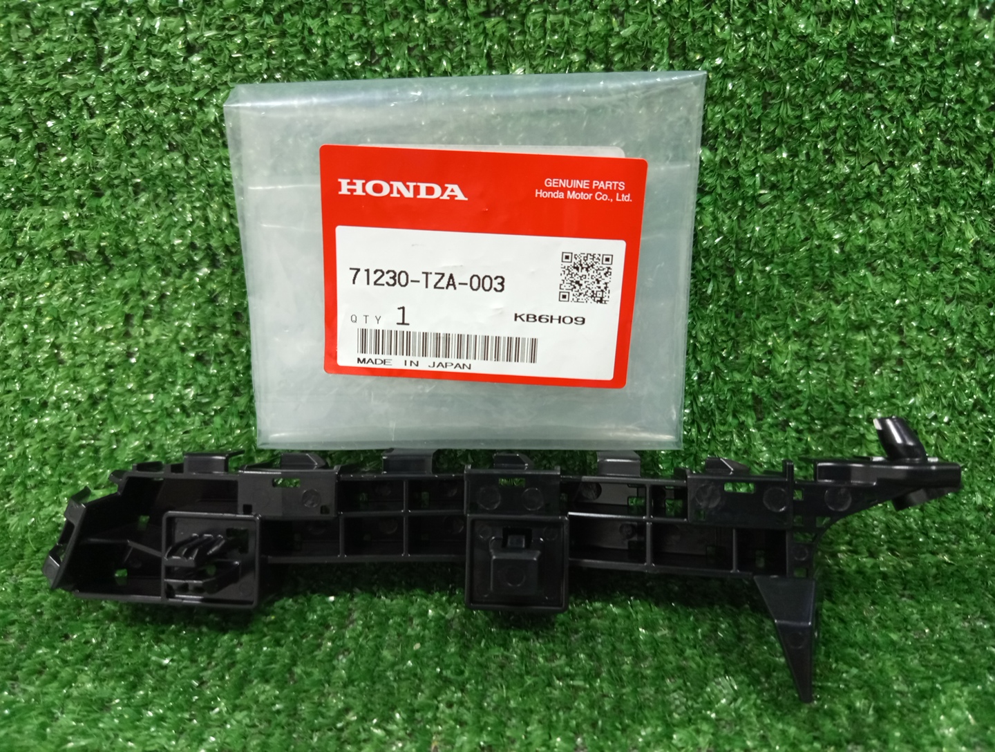 Крепление бампера правое переднее HONDA FIT GR5 71230-TZA-003 2 ракурс