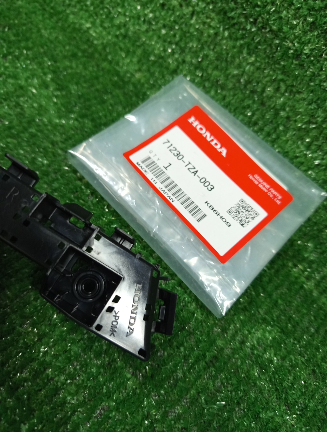 Крепление бампера правое переднее HONDA FIT GR5 71230-TZA-003 3 ракурс