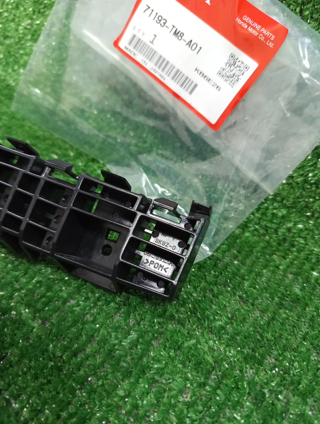 Крепление бампера правое переднее HONDA INSIGHT ZE3 71193-TM8-A01 3 ракурс