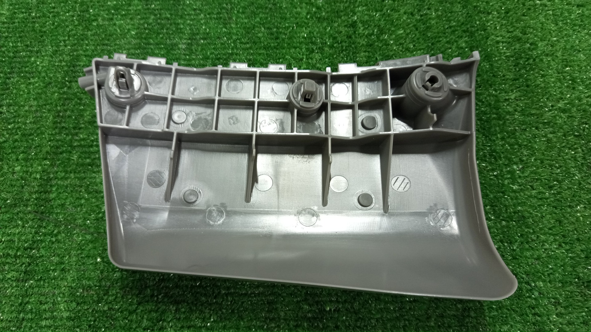Крепление бампера левое переднее TOYOTA ALPHARD ANH25W, GGH25W, GGH20W, ANH20W 52116-58040 2 ракурс Крепление бампера левое переднее TOYOTA ALPHARD ANH25W, GGH25W, GGH20W, ANH20W 52116-58040 2 ракурс