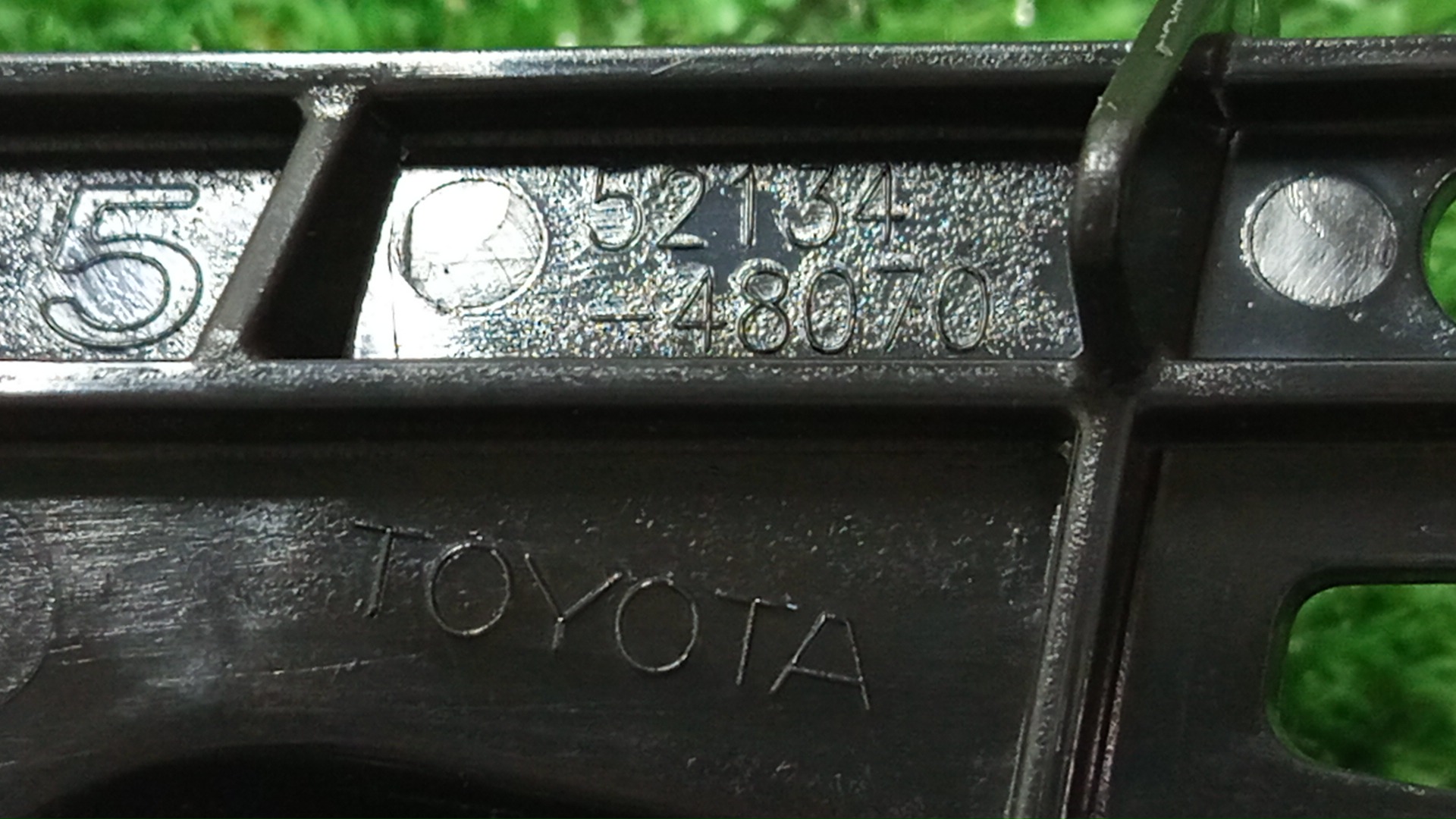 Крепление бампера левое переднее TOYOTA HARRIER ZSU60W 52134-48070 3 ракурс