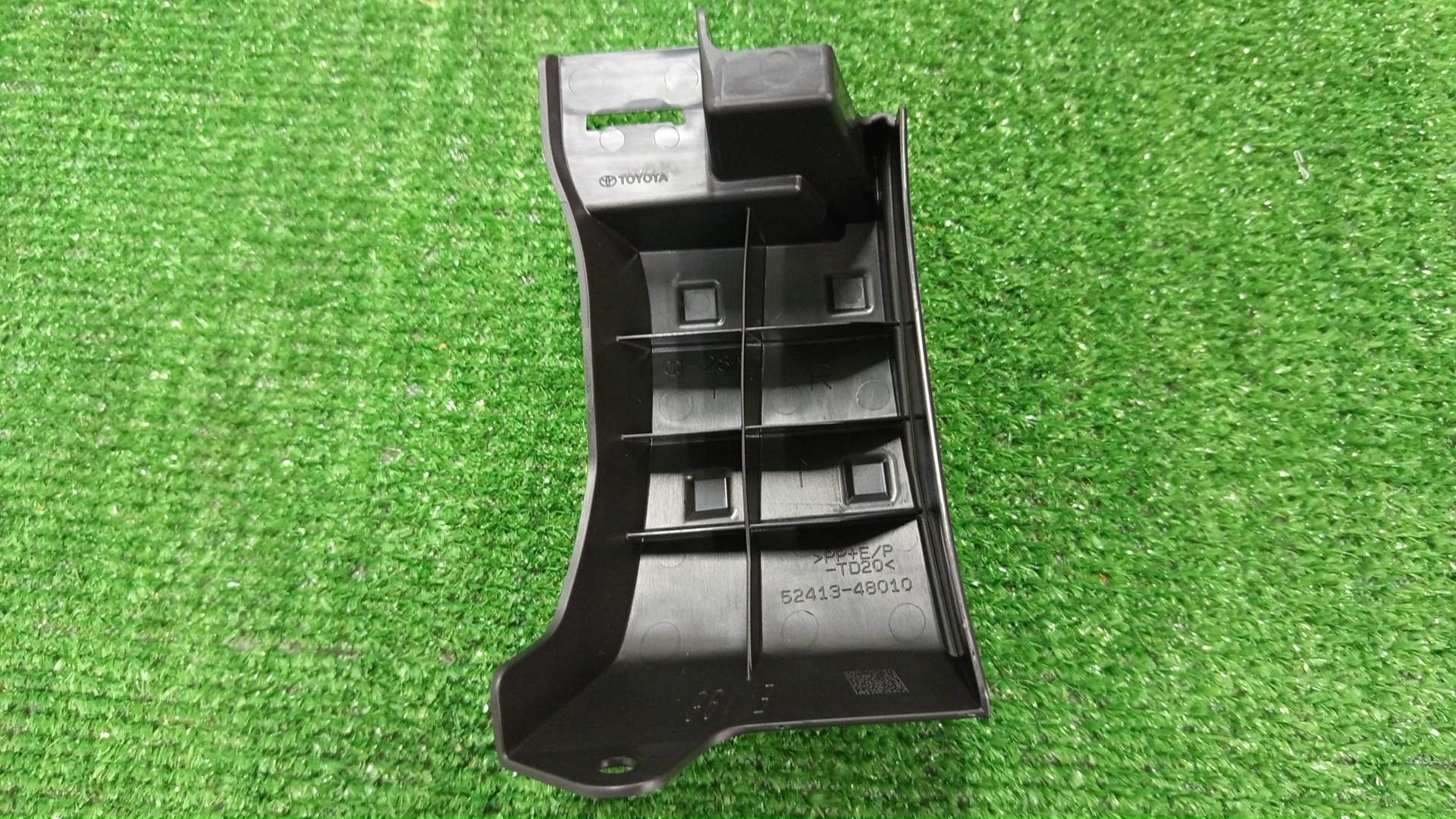 Крепление бампера правое переднее TOYOTA HARRIER AXUH80 52413-48010 3 ракурс