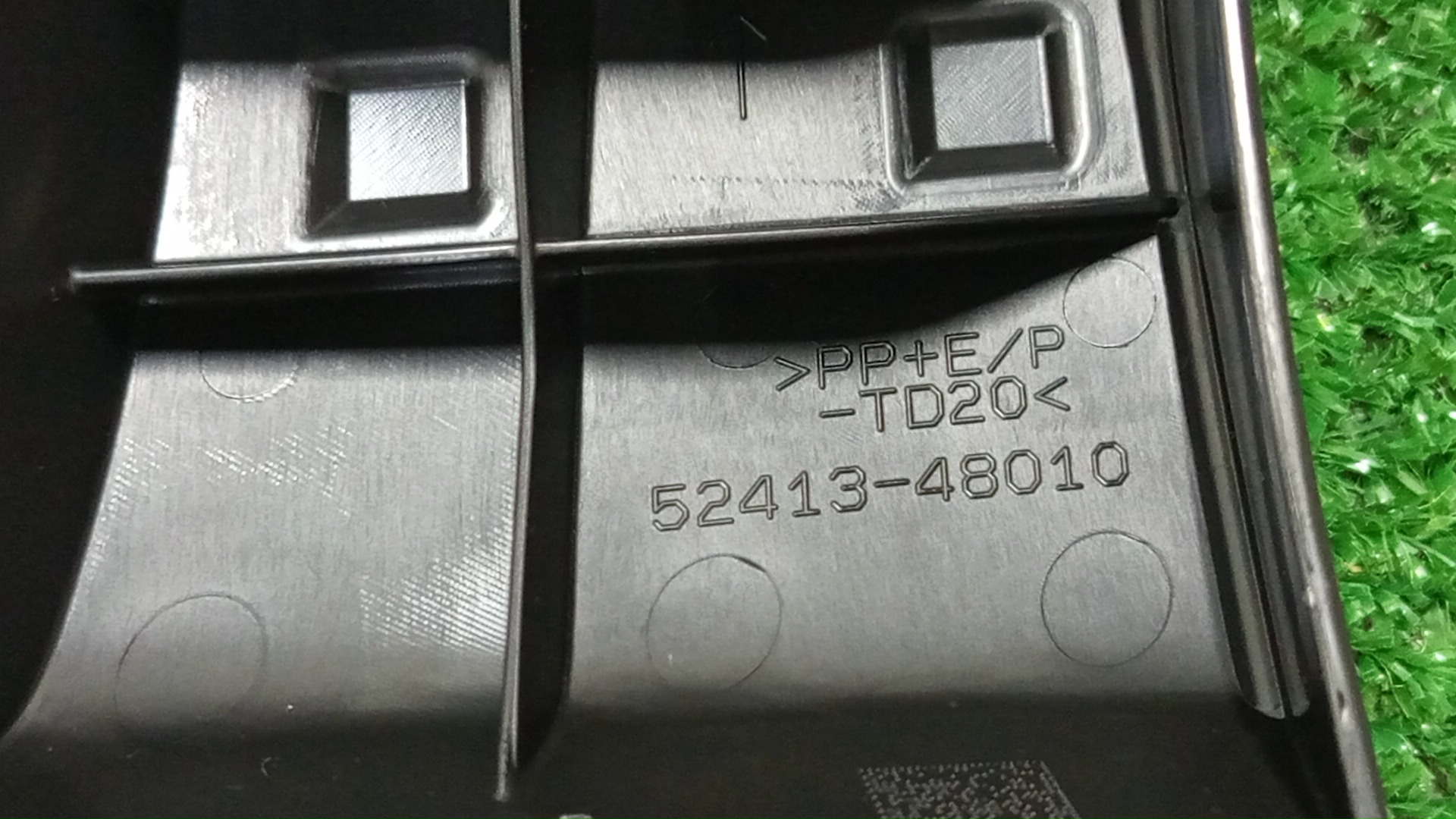 Крепление бампера правое переднее TOYOTA HARRIER AXUH80 52413-48010 4 ракурс