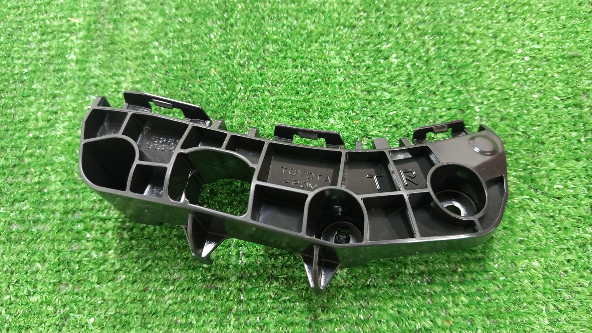Крепление бампера правое переднее TOYOTA CROWN AWS210 52535-30240 1 ракурс