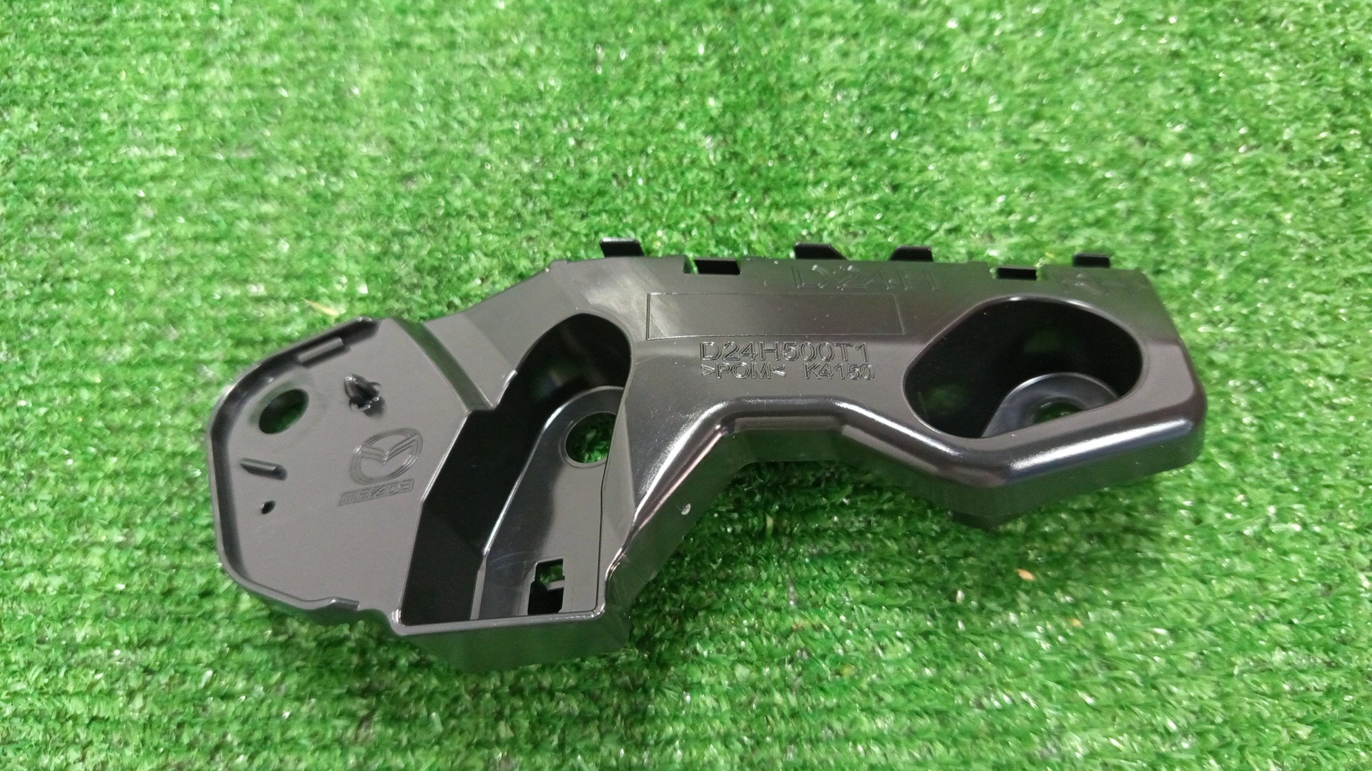 Крепление бампера правое переднее MAZDA CX-3 DK5AW D24H-50-0T1C 1 ракурс