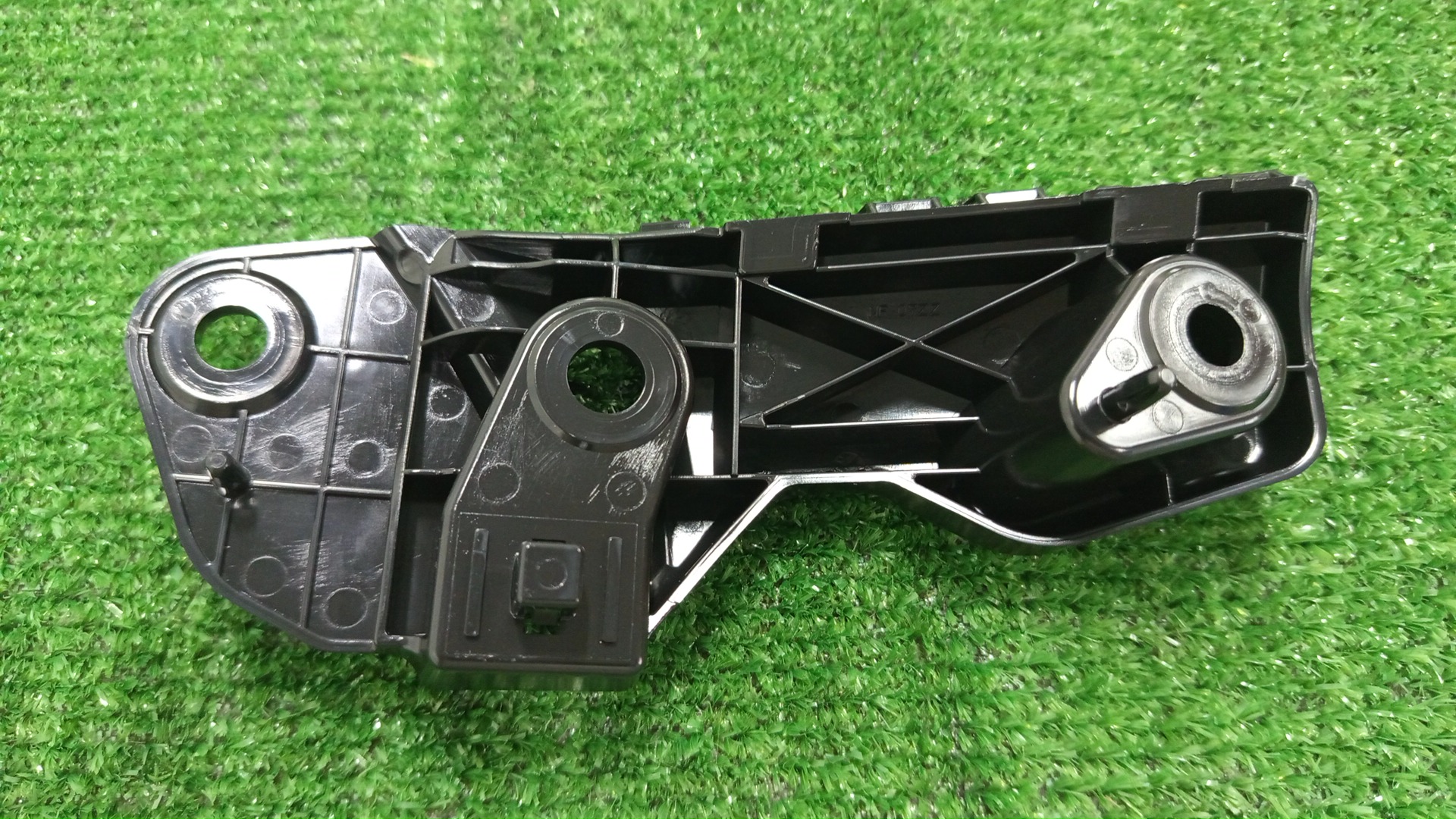 Крепление бампера левое переднее MAZDA CX-3 DK5AW D24H-50-0U1C 2 ракурс