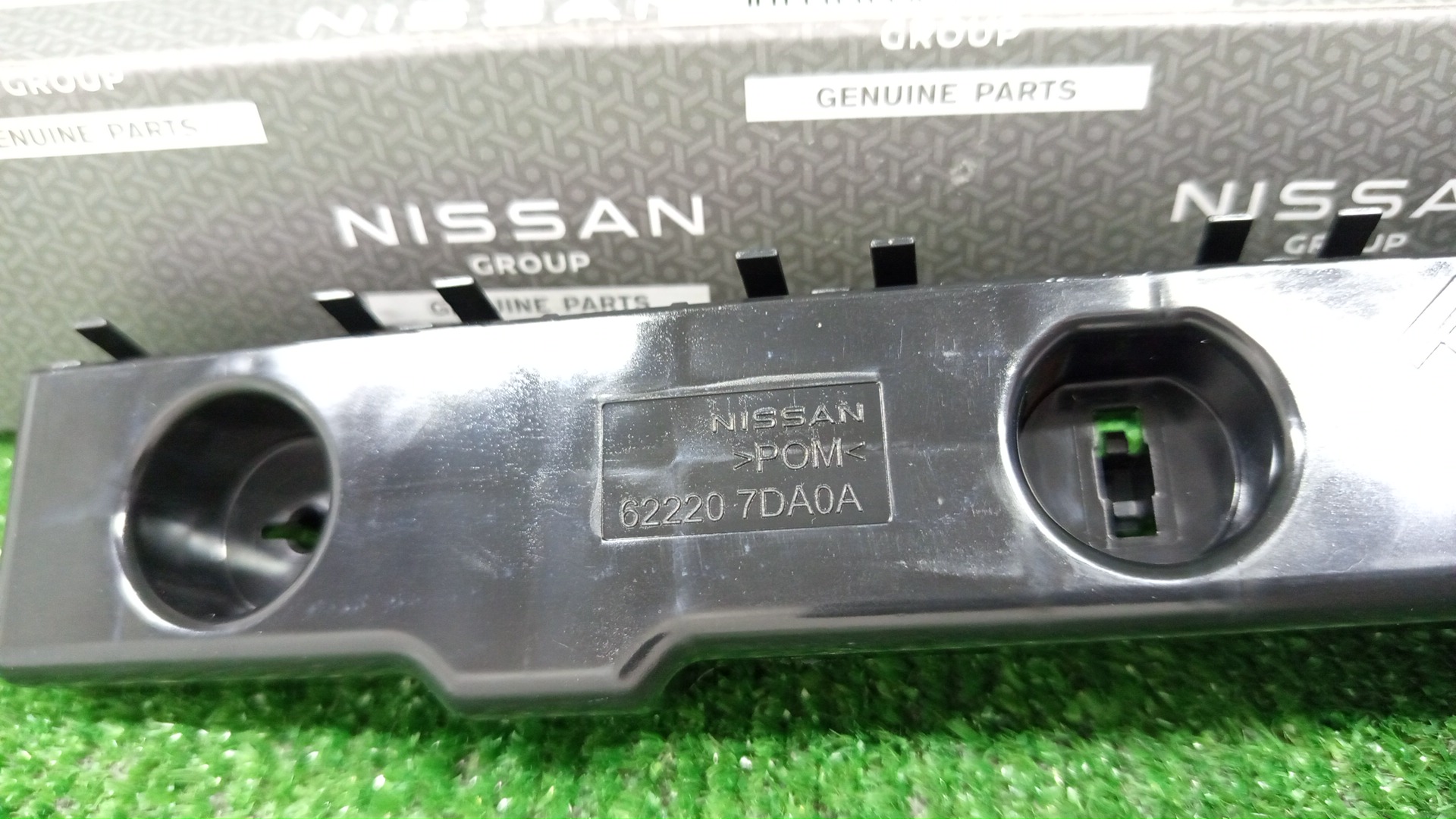 Крепление бампера правое переднее NISSAN SERENA FC28 62220-7DA0A 3 ракурс