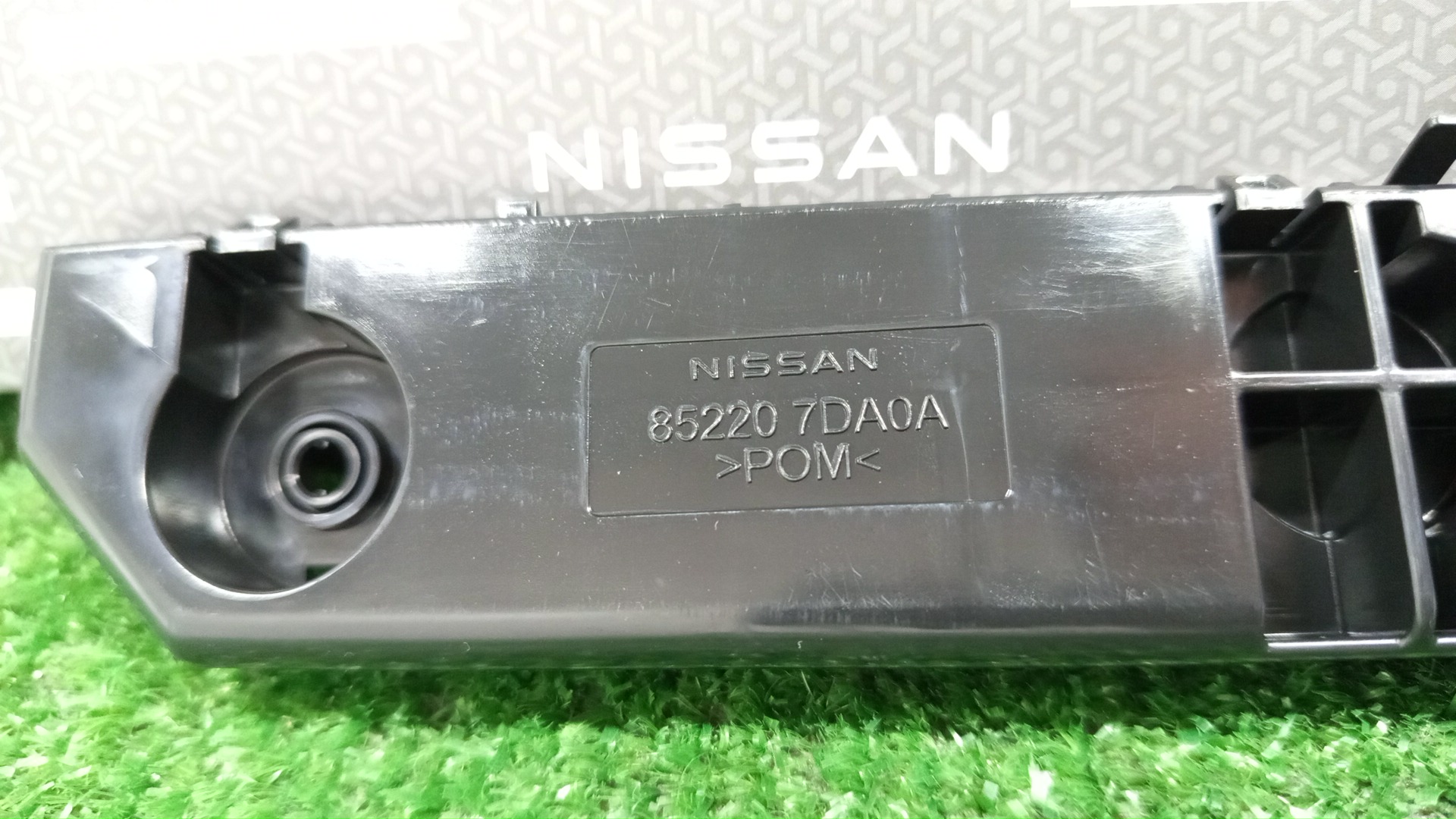 Крепление бампера правое заднее NISSAN SERENA FC28 85220-7DA0A 3 ракурс