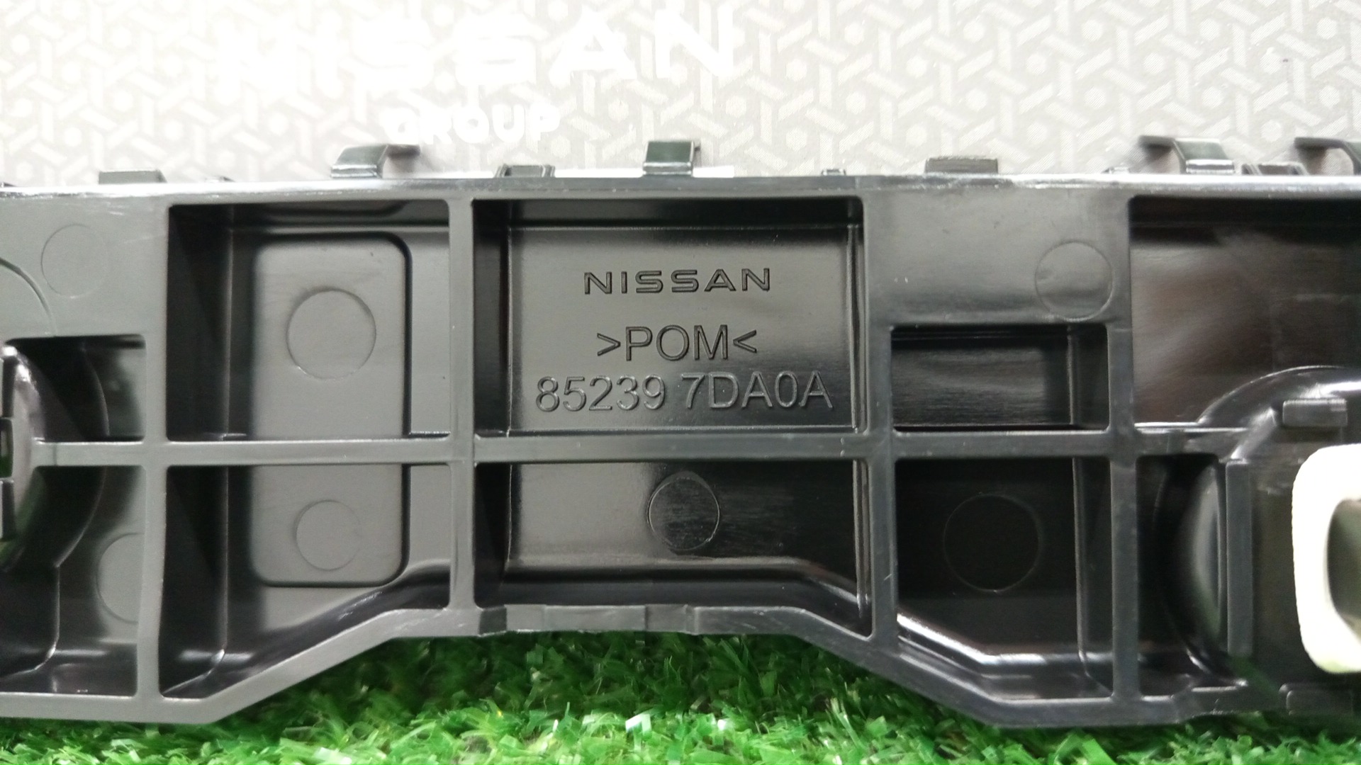 Крепление бампера левое заднее NISSAN SERENA FC28 85239-7DA0A 3 ракурс