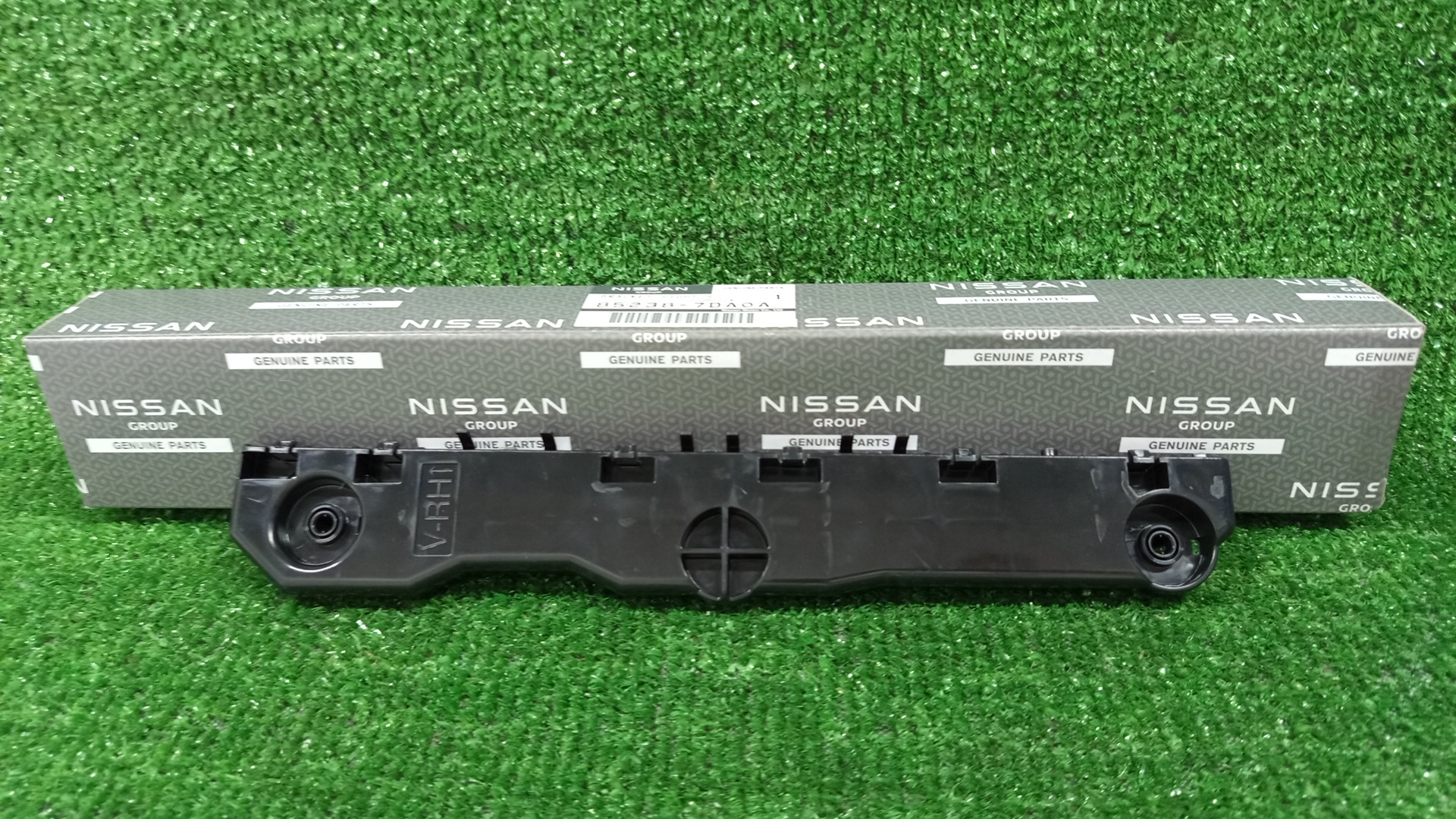 Крепление бампера правое заднее NISSAN SERENA FC28 85238-7DA0A 1 ракурс