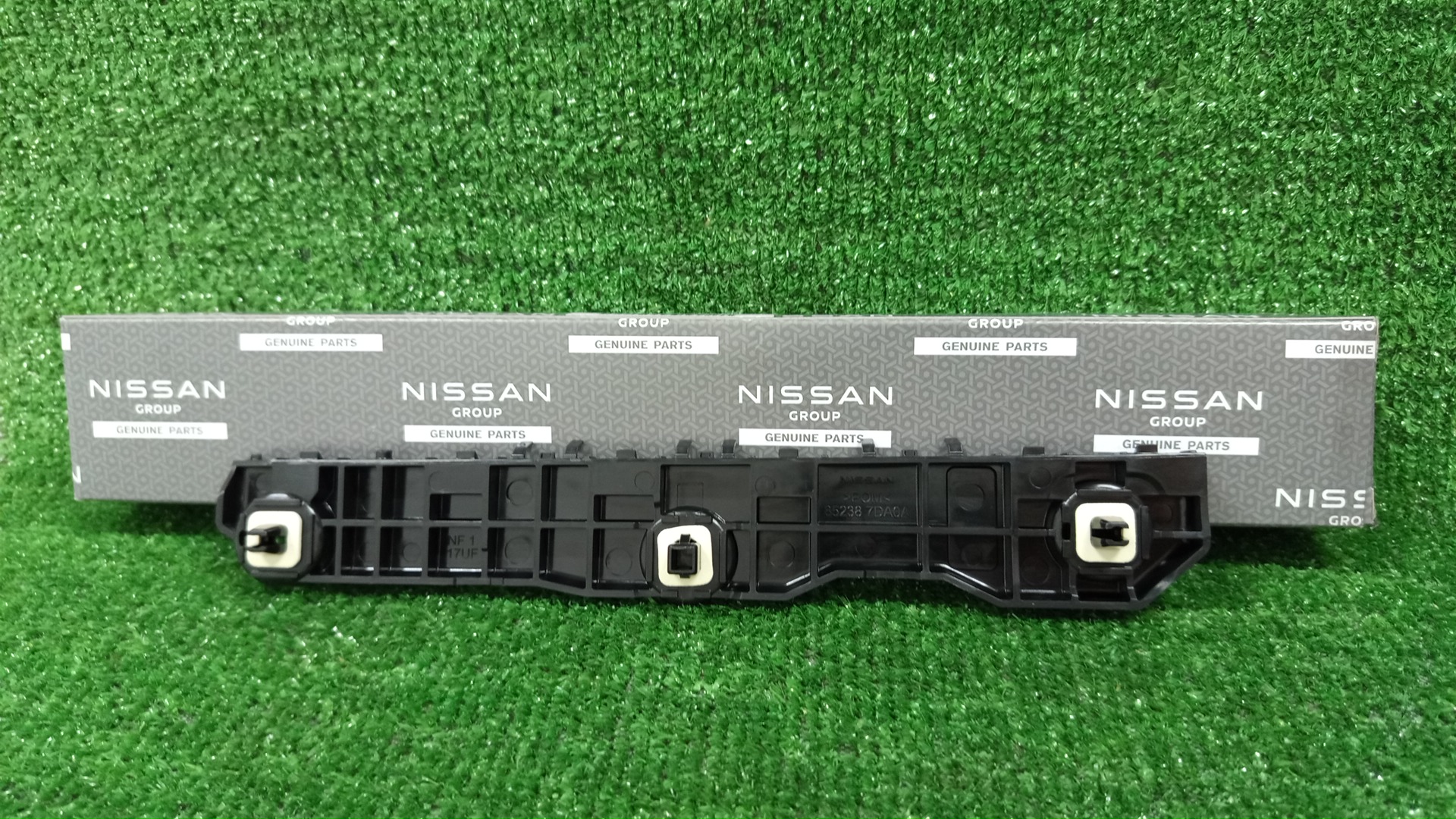 Крепление бампера правое заднее NISSAN SERENA FC28 85238-7DA0A 2 ракурс