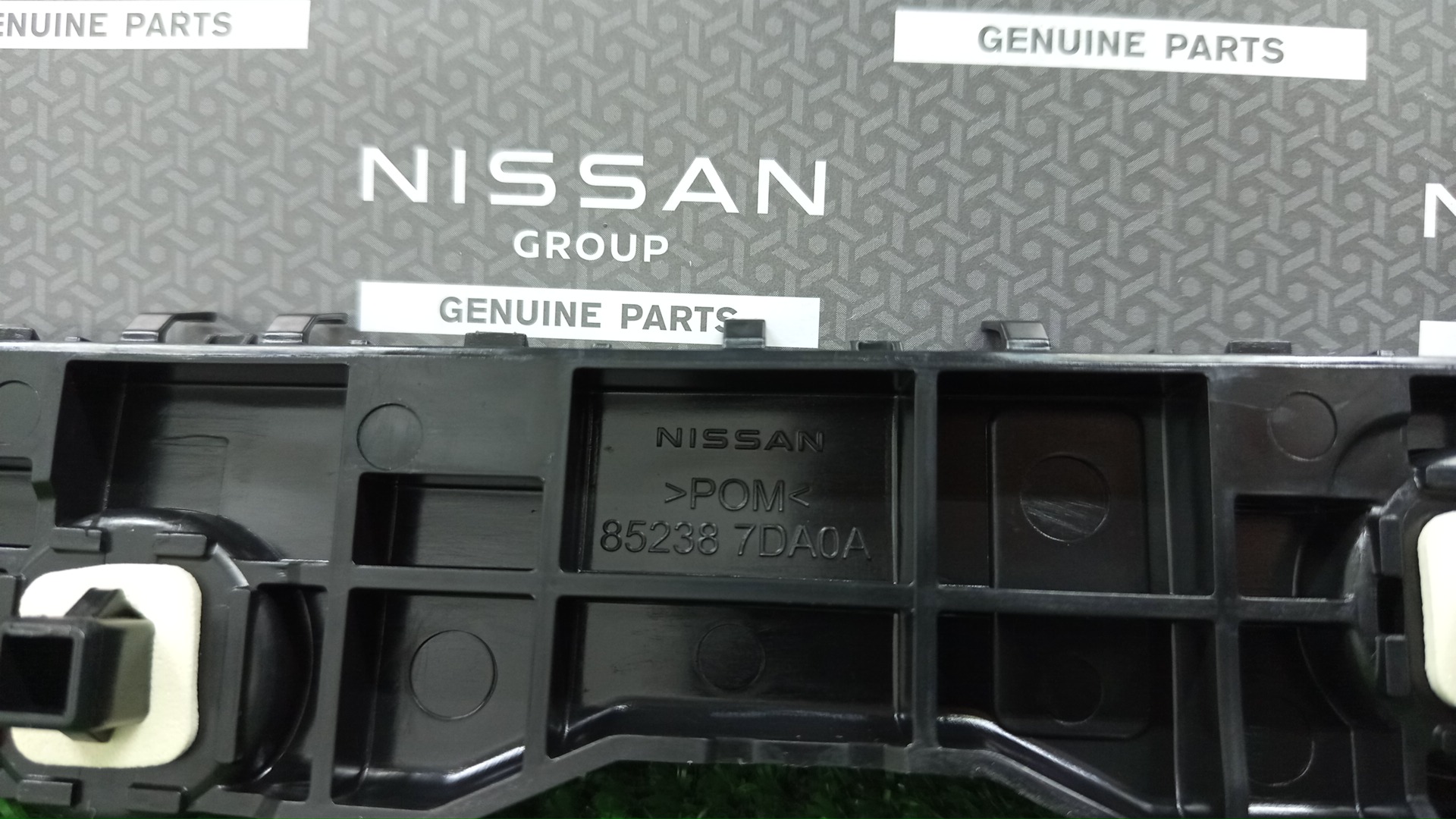 Крепление бампера правое заднее NISSAN SERENA FC28 85238-7DA0A 3 ракурс