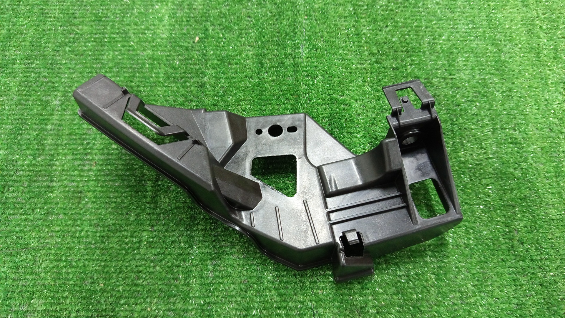 Крепление бампера правое переднее HONDA CR-V RW2 71140-TDK-003 1 ракурс
