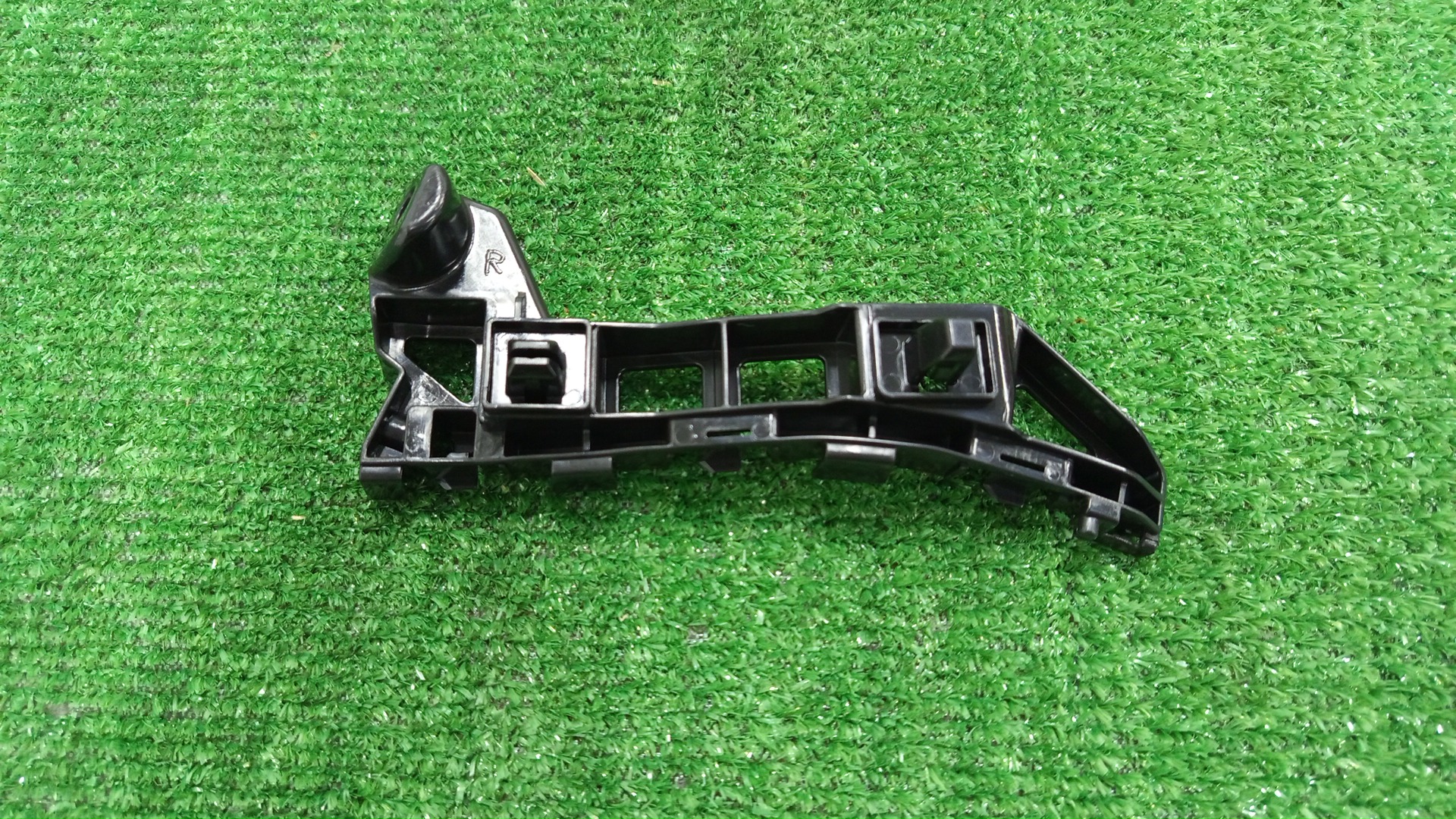 Крепление бампера правое переднее HONDA N-BOX JF6 71230-32R-003 2 ракурс