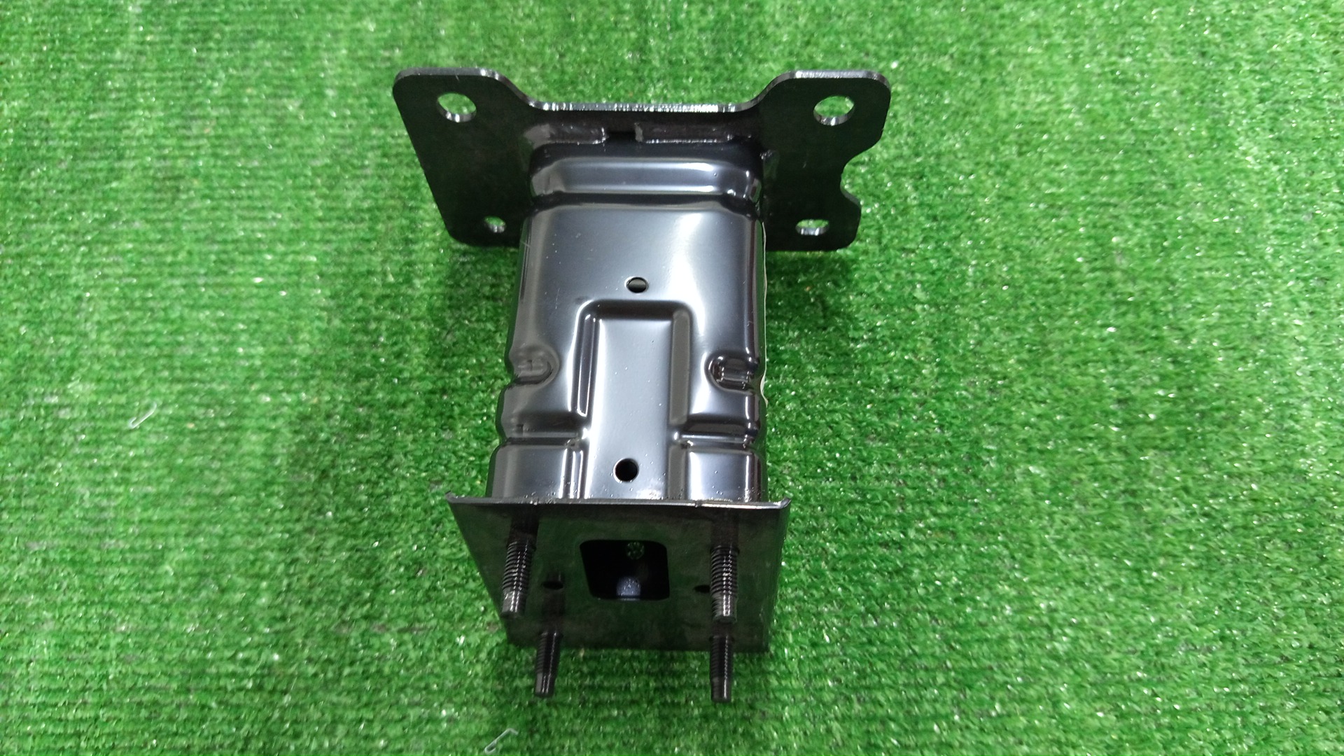 Крепление бампера левое переднее NISSAN SERENA FC28 F2211-7DAMA 3 ракурс