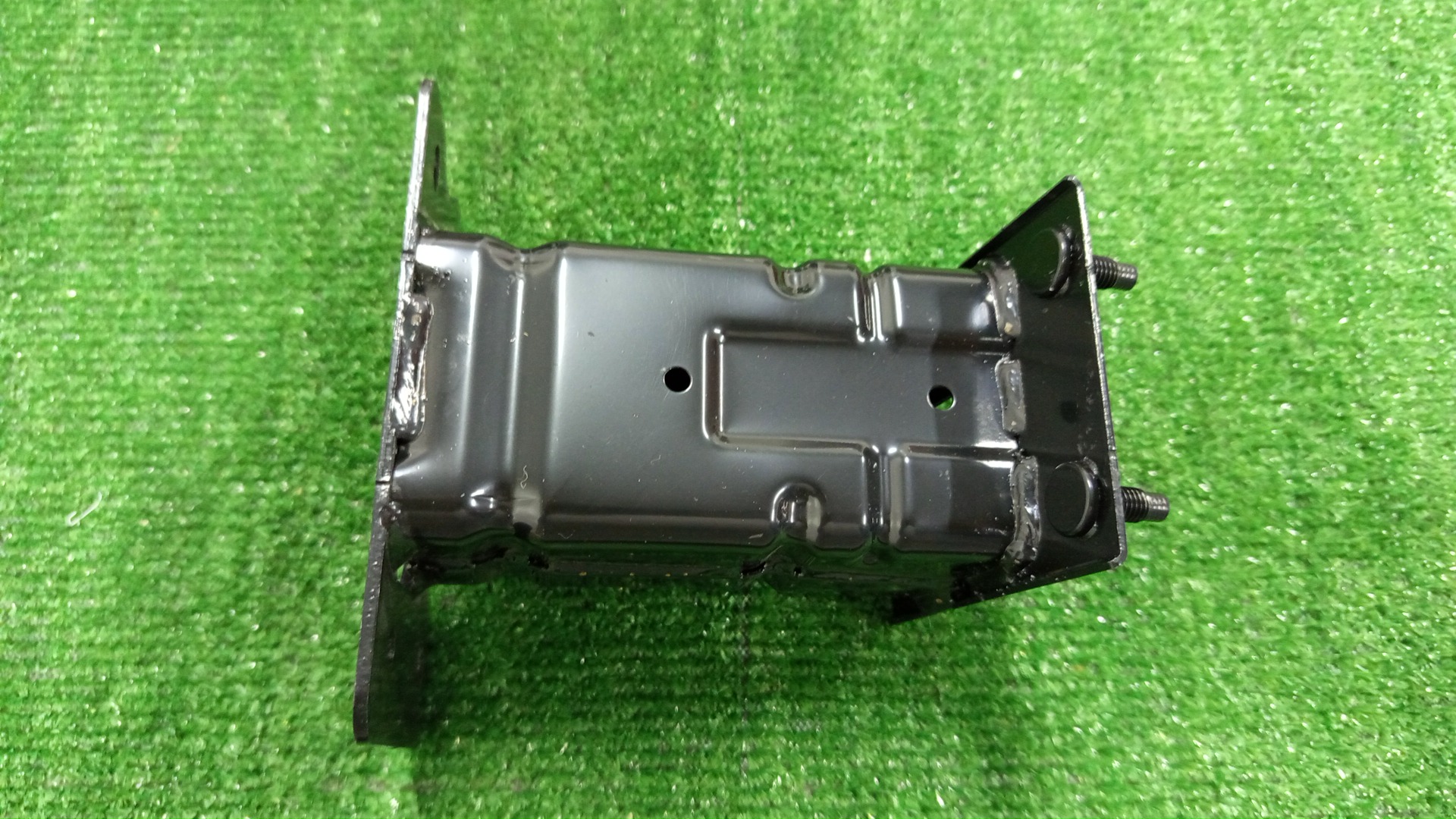Крепление бампера правое переднее NISSAN SERENA FC28 F2210-7DAMA 1 ракурс