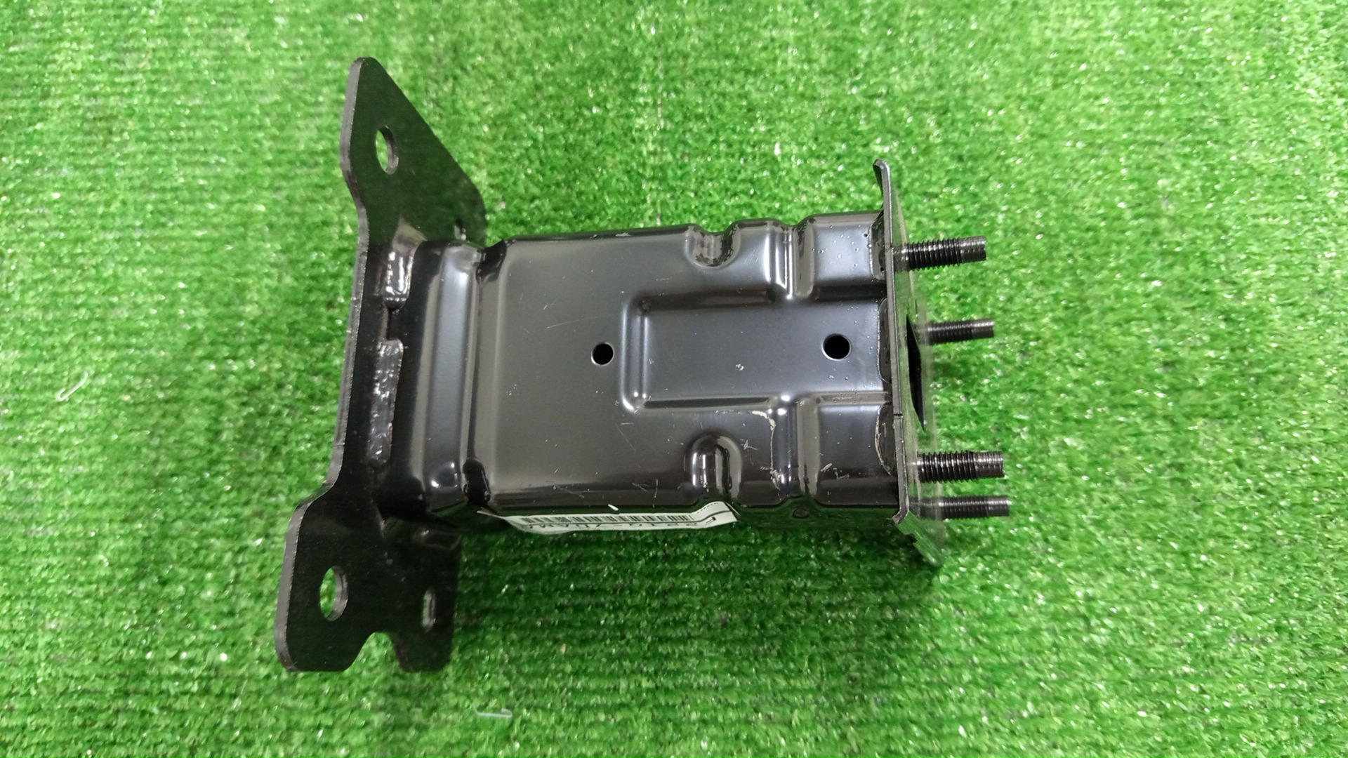 Крепление бампера правое переднее NISSAN SERENA FC28 F2210-7DAMA 2 ракурс