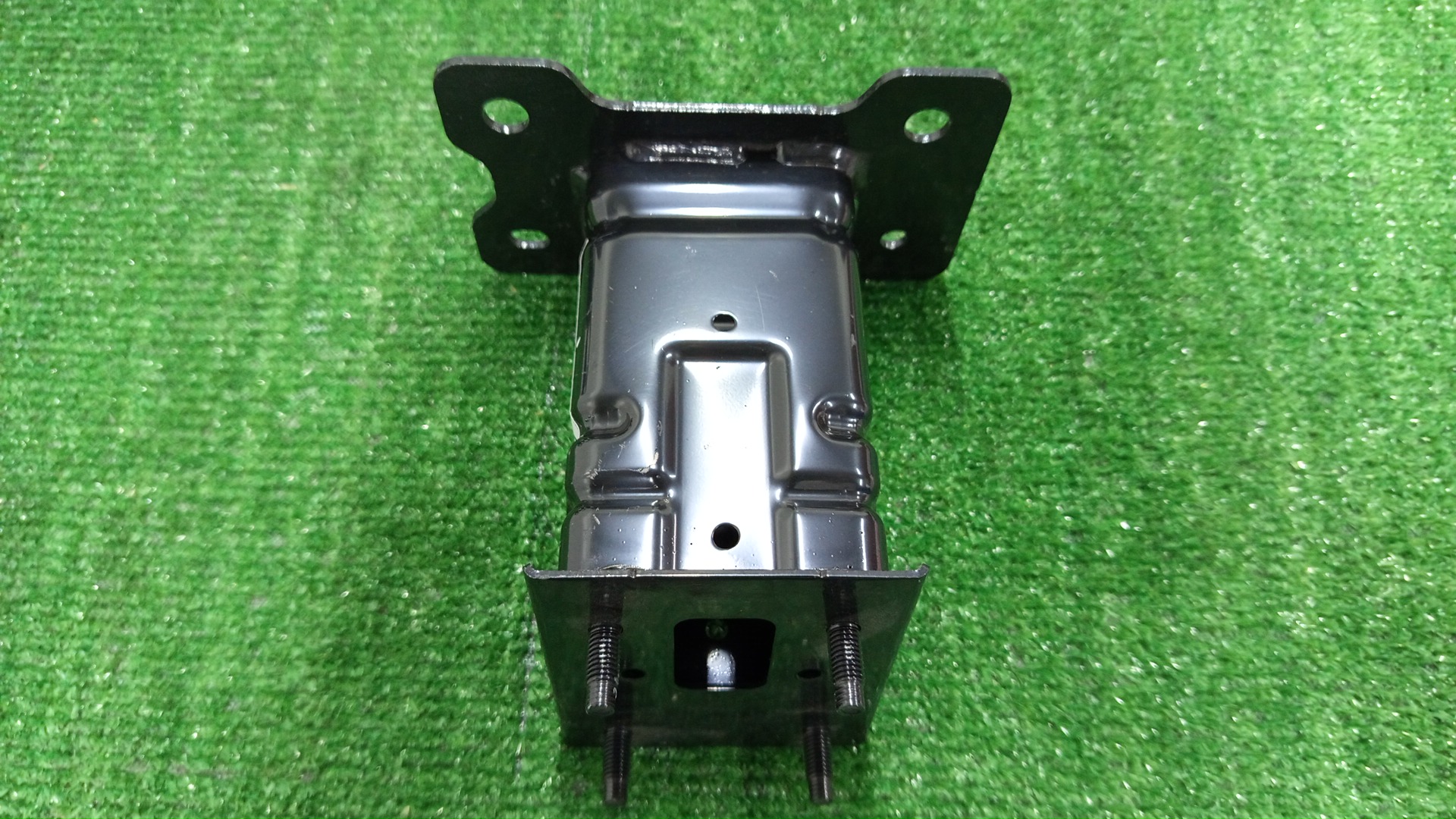 Крепление бампера правое переднее NISSAN SERENA FC28 F2210-7DAMA 3 ракурс