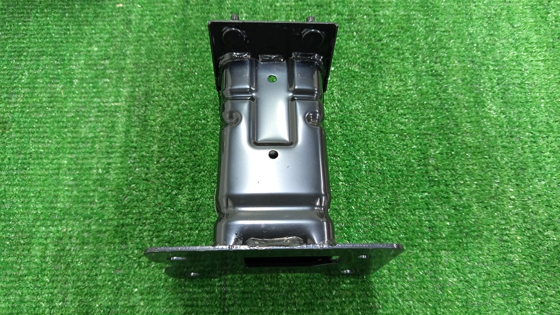 Крепление бампера правое переднее NISSAN SERENA FC28 F2210-7DAMA 4 ракурс
