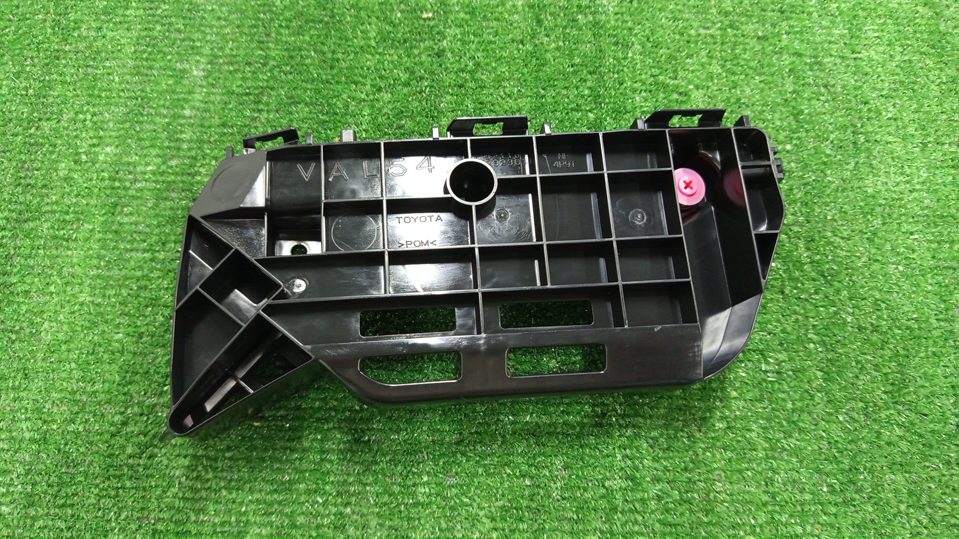 Крепление бампера левое переднее TOYOTA VOXY ZWR80G 52116-28231 1 ракурс