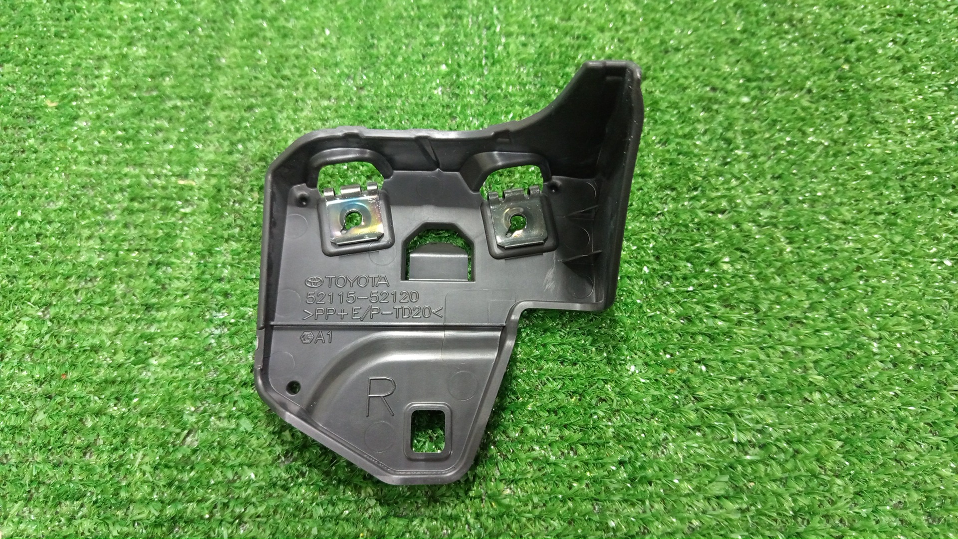Крепление бампера правое переднее TOYOTA VITZ, YARIS KSP130, NSP130, NSP135, NCP131 52115-52120 2 ракурс