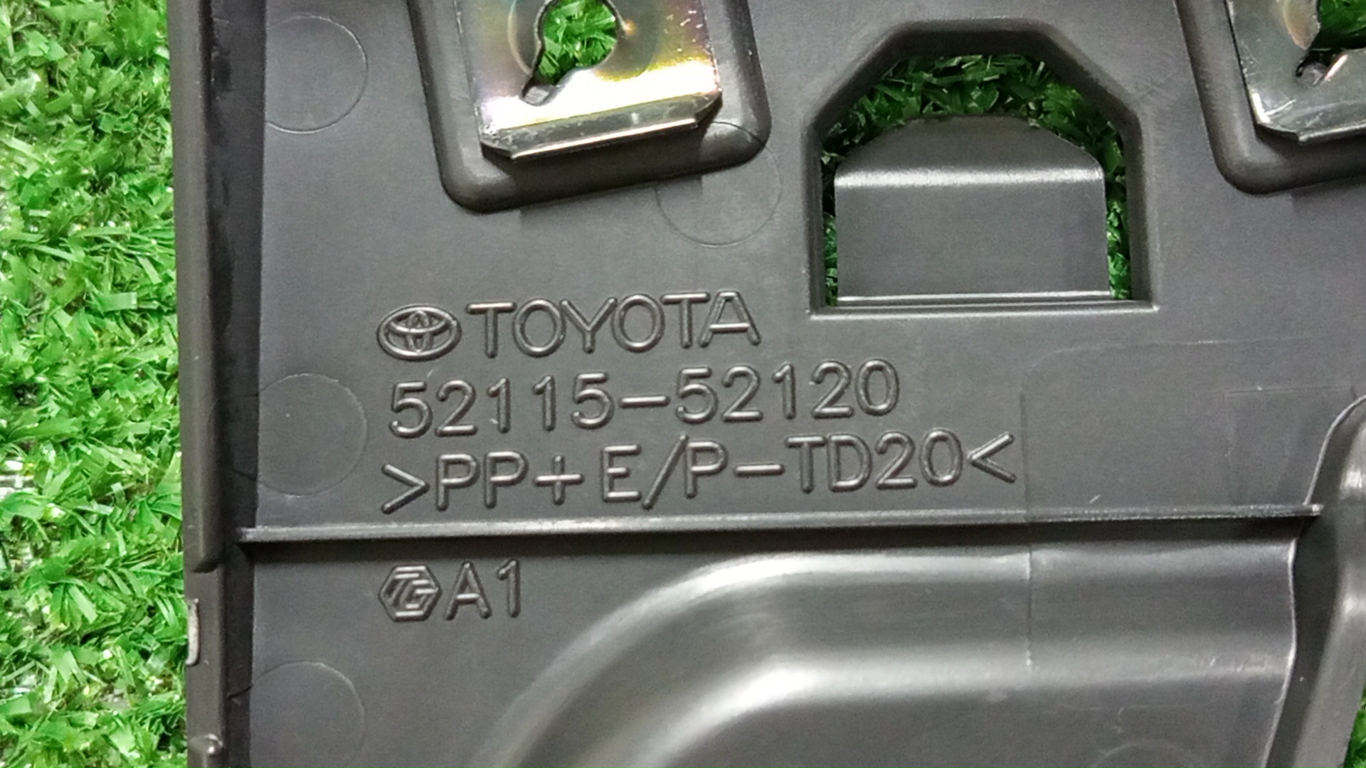 Крепление бампера правое переднее TOYOTA VITZ, YARIS KSP130, NSP130, NSP135, NCP131 52115-52120 3 ракурс