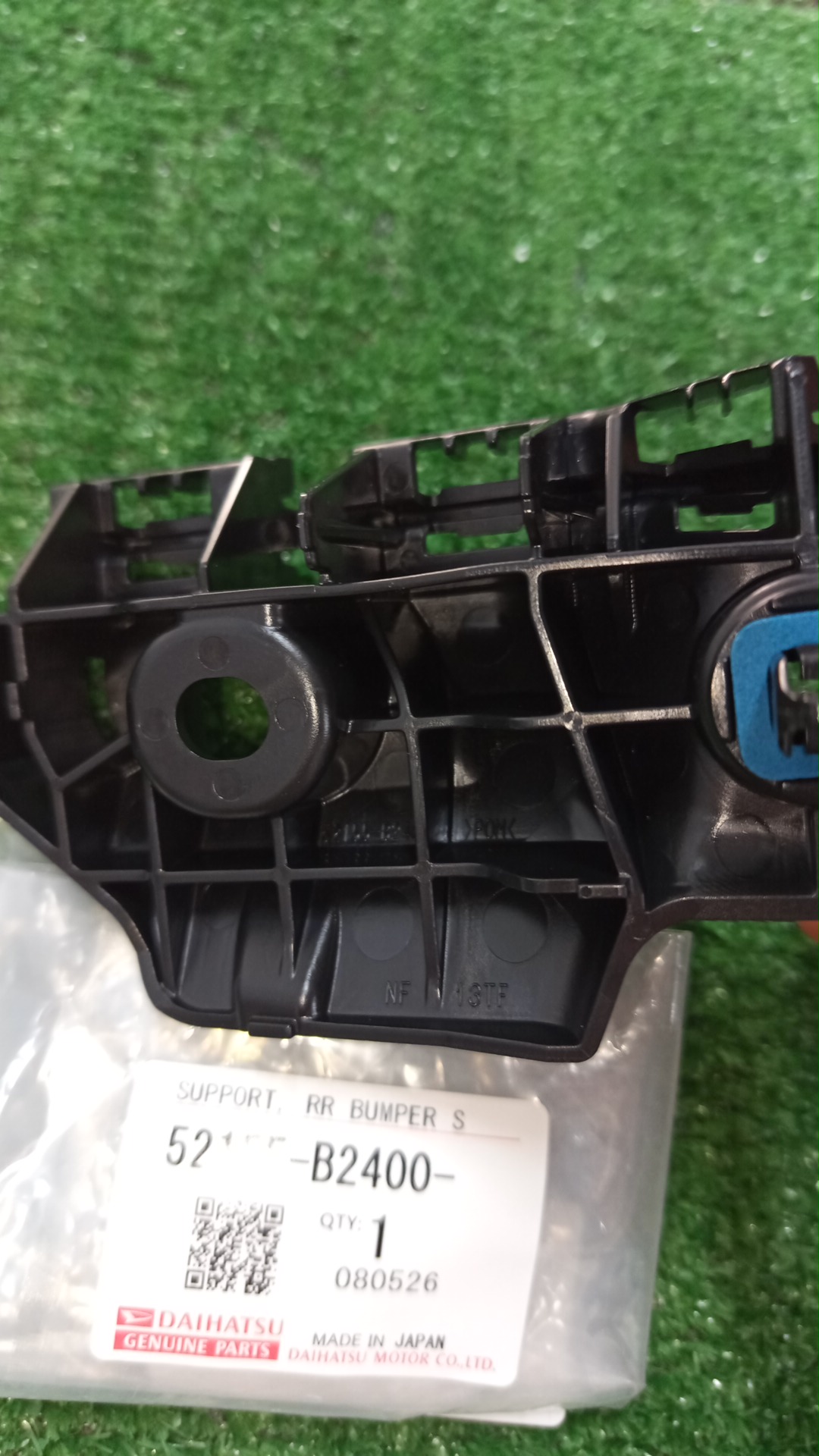 Крепление бампера левое заднее DAIHATSU TAFT LA900S 52155-B2400 52156-B2410 2 ракурс Крепление бампера левое заднее DAIHATSU TAFT LA900S 52155-B2400 52156-B2410 2 ракурс