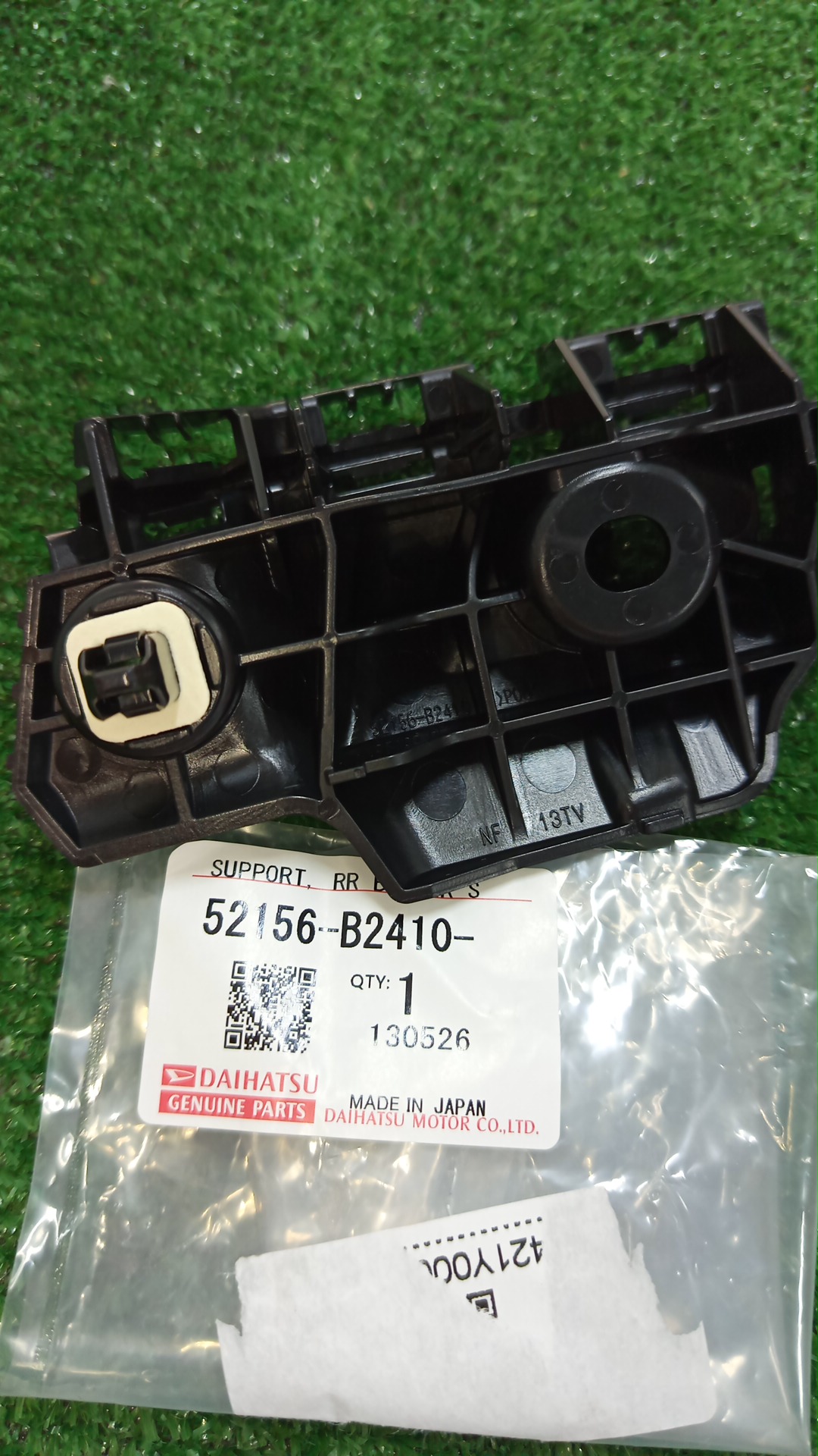 Крепление бампера левое заднее DAIHATSU TAFT LA900S 52155-B2400 52156-B2410 3 ракурс