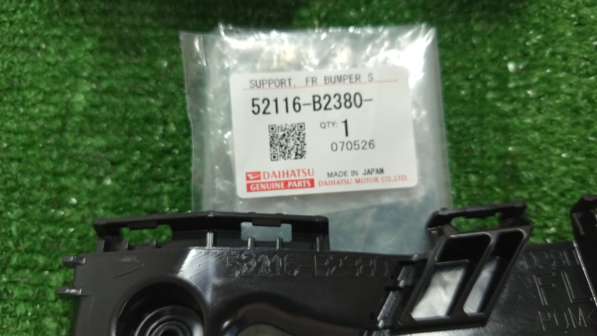 Крепление бампера левое переднее DAIHATSU TAFT LA900S 52116-B2380 52115-B2380 2 ракурс