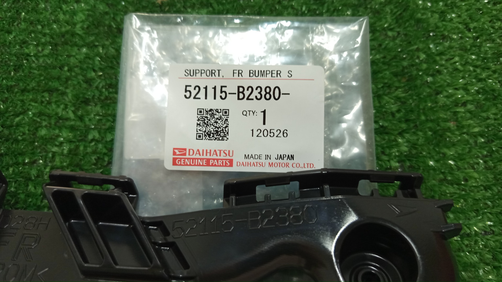 Крепление бампера левое переднее DAIHATSU TAFT LA900S 52116-B2380 52115-B2380 3 ракурс