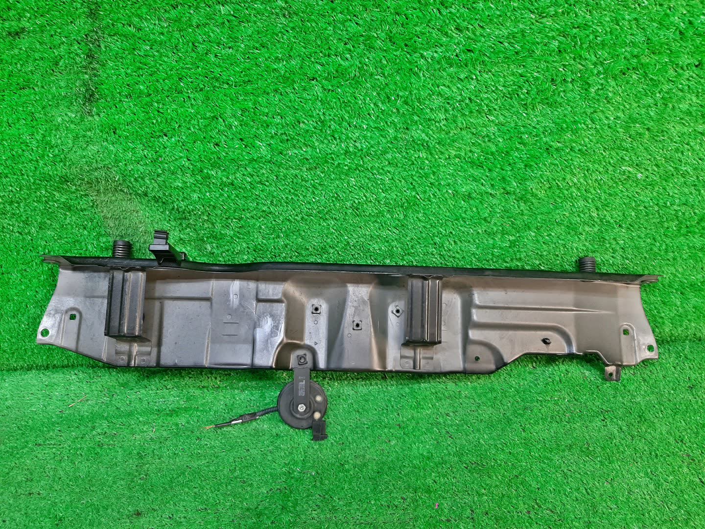 Планка телевизора TOYOTA SPADE NCP141 2 ракурс