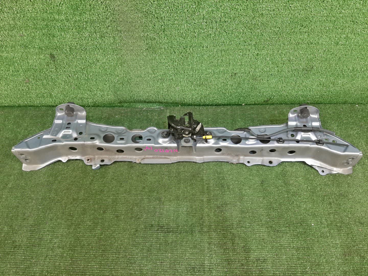 Планка телевизора TOYOTA RACTIS NCP120 2 ракурс