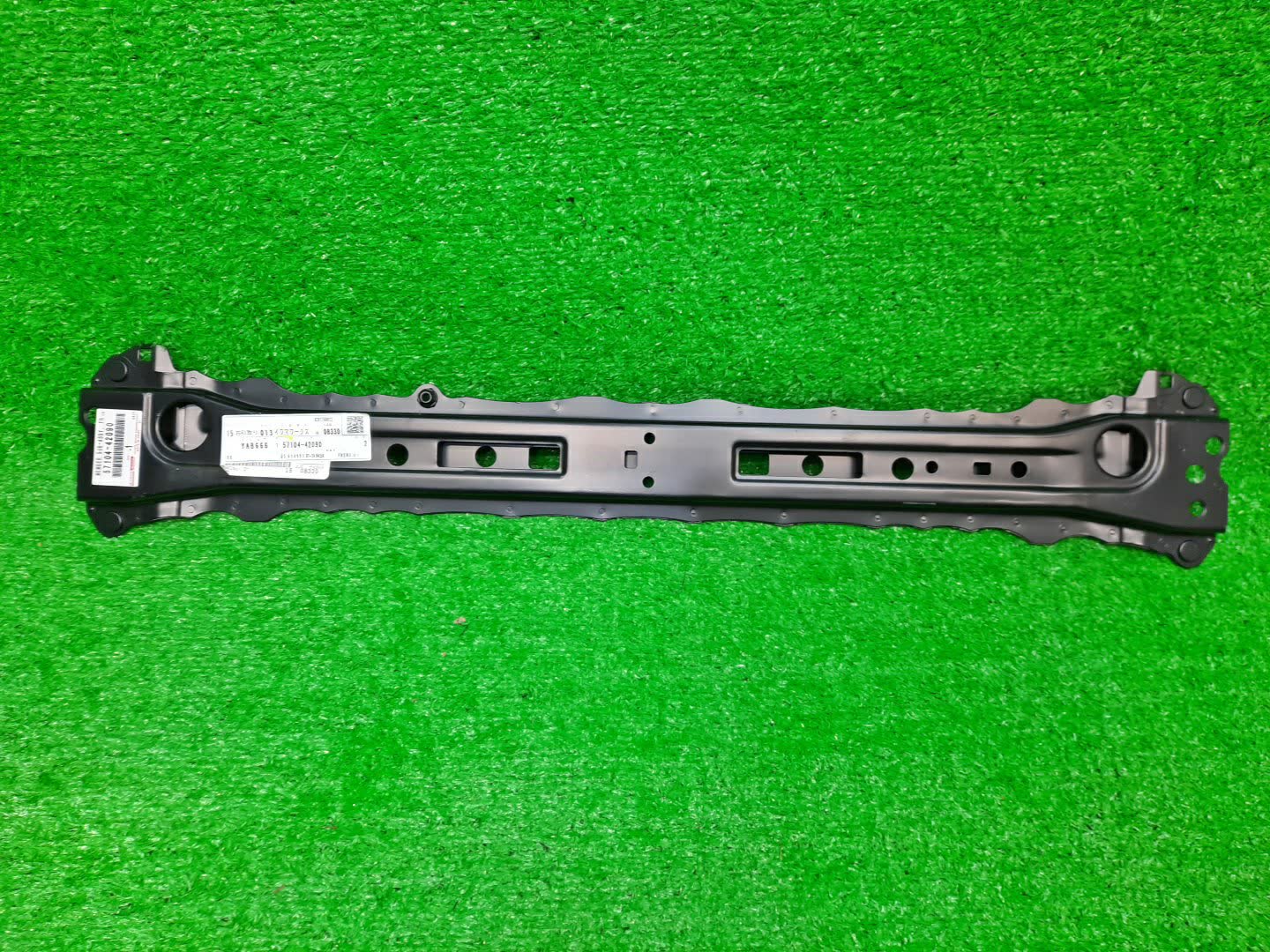 Планка телевизора передняя TOYOTA RAV4 AXAH52 57104-42090 1 ракурс