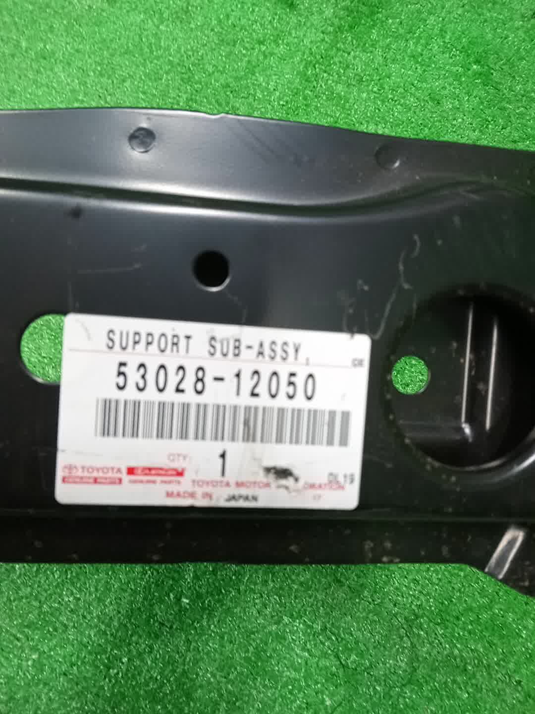 Планка телевизора TOYOTA COROLLA ZRE212 53028-12050 3 ракурс