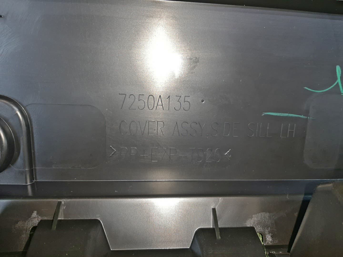 Накладка на порог левая MITSUBISHI OUTLANDER GN0W 7250A135 3 ракурс