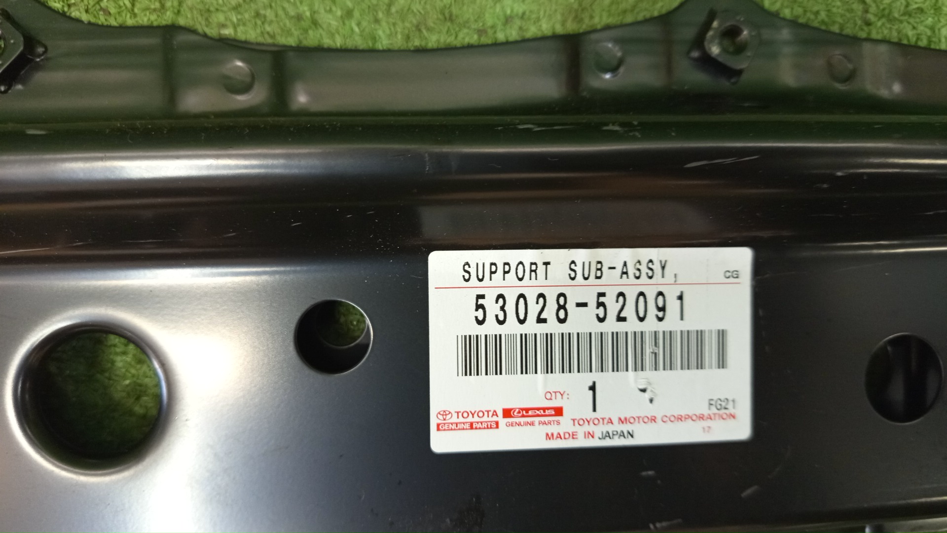 Планка телевизора TOYOTA AQUA NHP10 53028-52091 3 ракурс