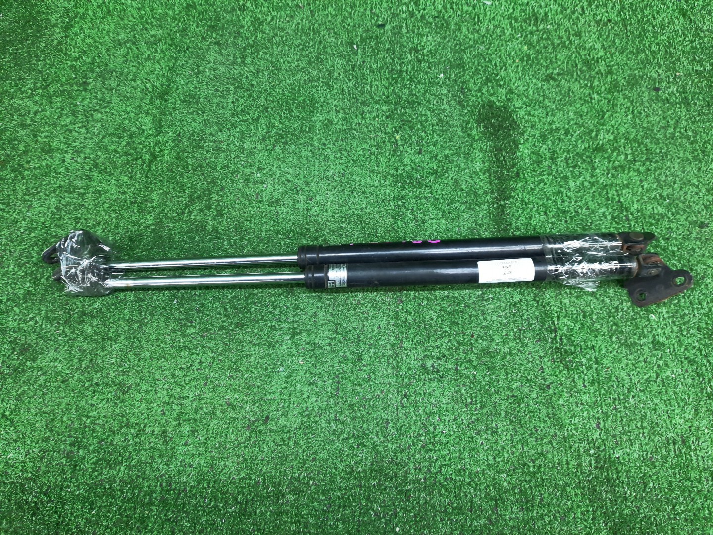 Амортизатор двери левый задний TOYOTA HILUX SURF RZN185W, VZN185W, KDN185W, KZN185W, KZN185G 1 ракурс Амортизатор двери левый задний TOYOTA HILUX SURF RZN185W, VZN185W, KDN185W, KZN185W, KZN185G 1 ракурс