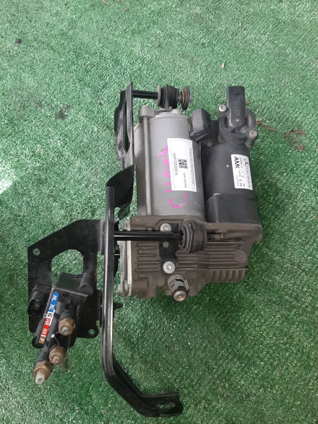 Компрессор подвески MERCEDES-BENZ R-Class V251, W251, W251.022, V251.175, W251.075, W251.054, V251.154, V251.123, V251.165, V251.124, V251.172, W251.023, W251.065 A2513202404 1 ракурс