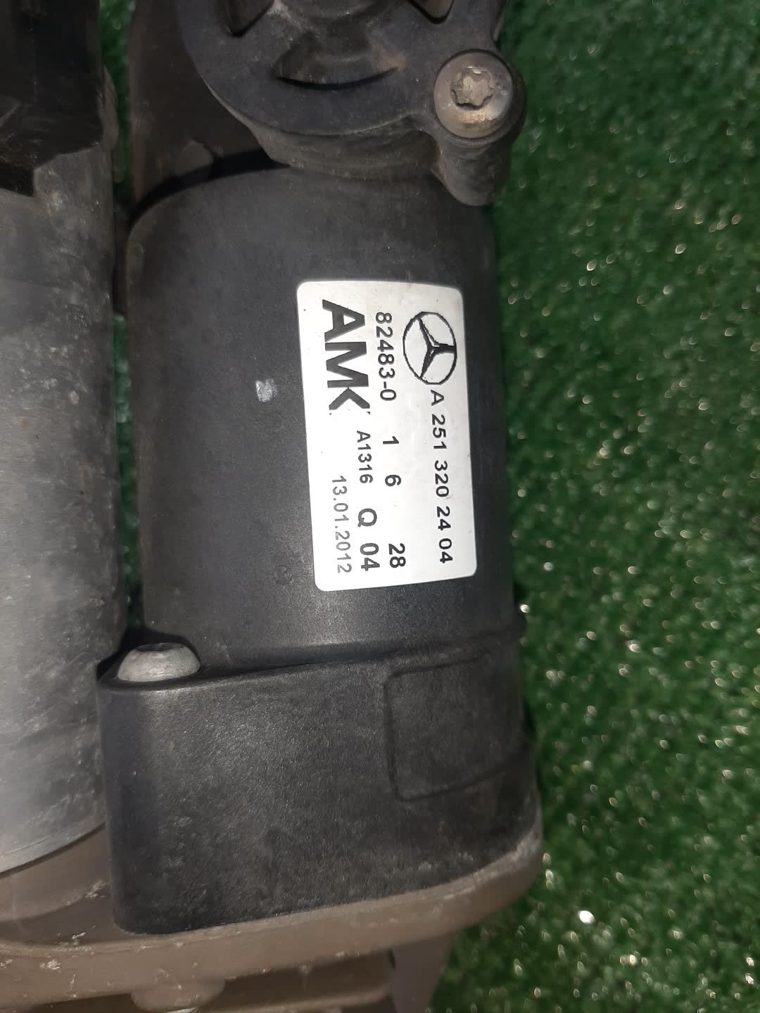 Компрессор подвески MERCEDES-BENZ R-Class V251, W251, W251.022, V251.175, W251.075, W251.054, V251.154, V251.123, V251.165, V251.124, V251.172, W251.023, W251.065 A2513202404 2 ракурс