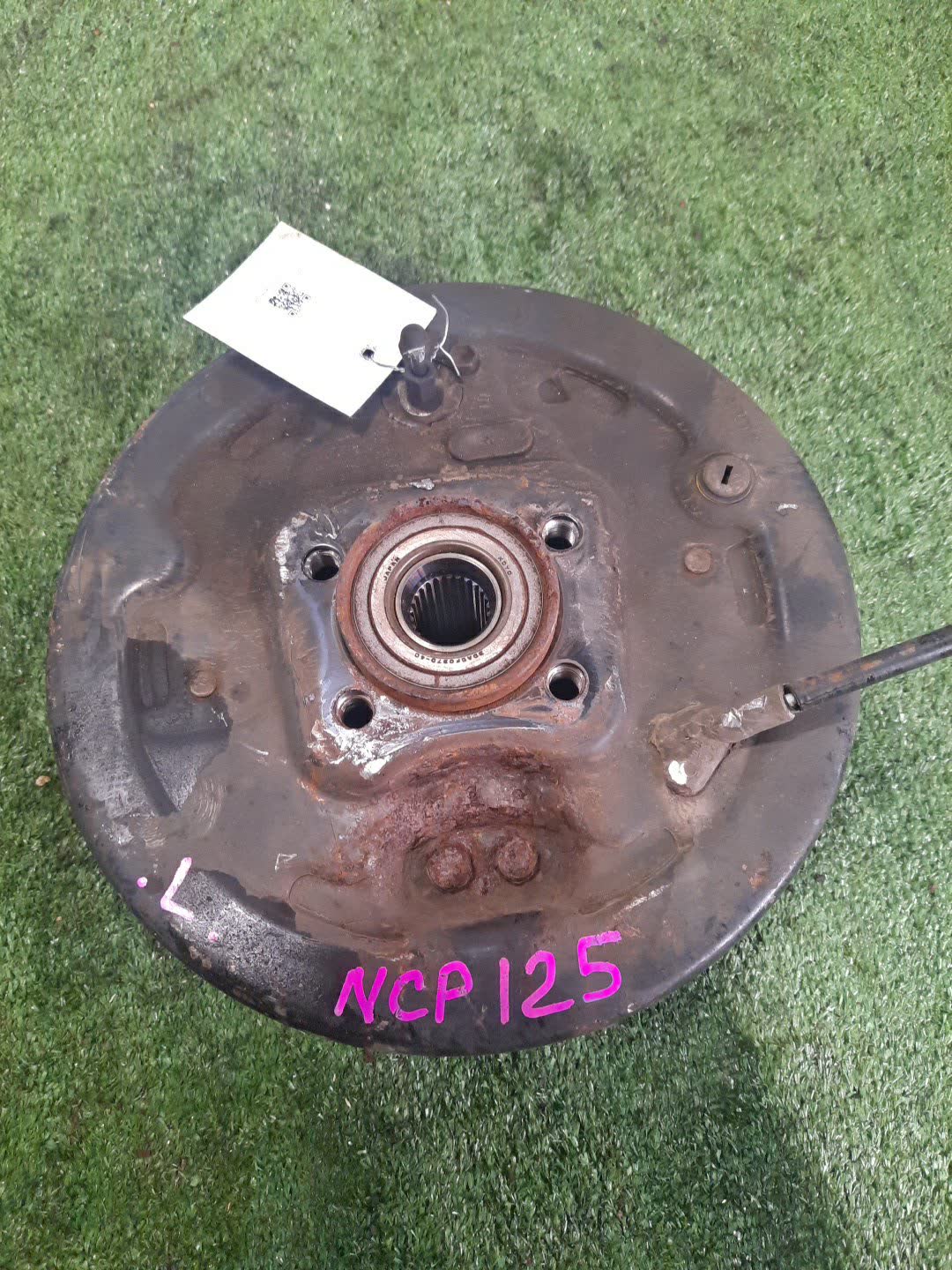Ступица левая задняя TOYOTA RACTIS NCP125 1NZ-FE 2 ракурс
