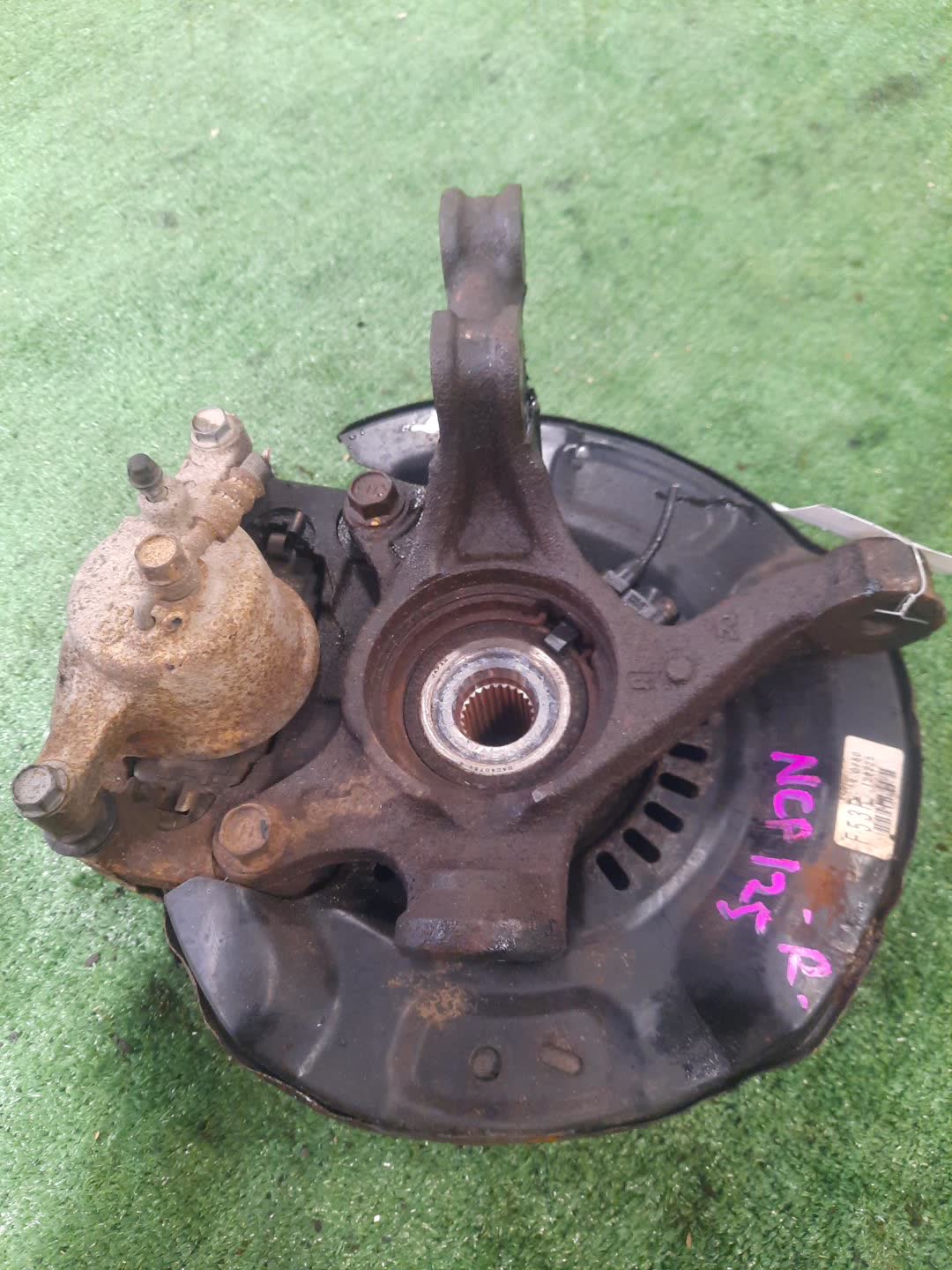 Ступица правая передняя TOYOTA RACTIS NCP125 1NZ-FE 3 ракурс