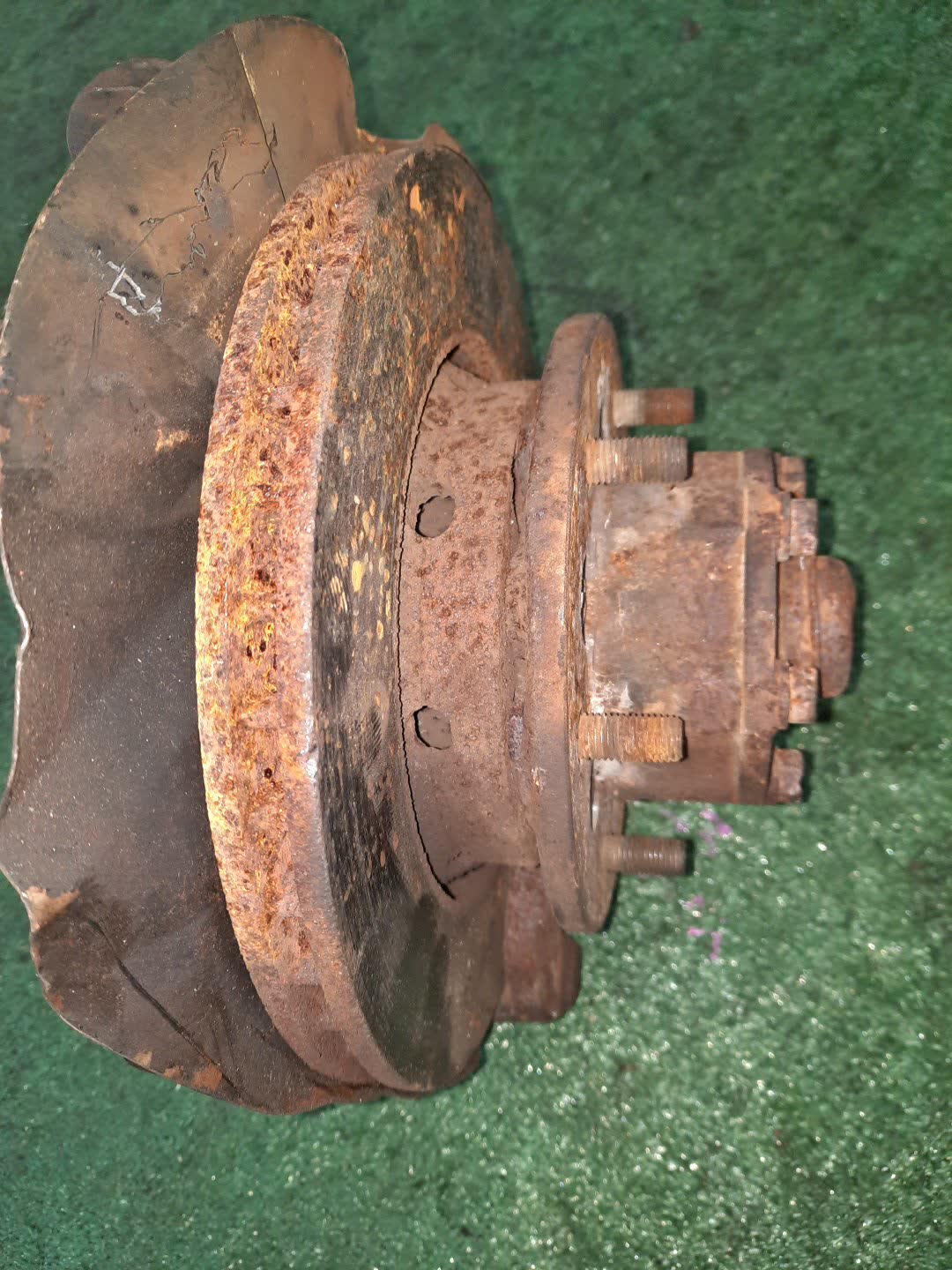 Ступица левая передняя MITSUBISHI DELICA PE6W, PD6W, PD4W, PD8W, PE8W, PF6W, PF8W 6G72, 4G64, 4M40T 3 ракурс
