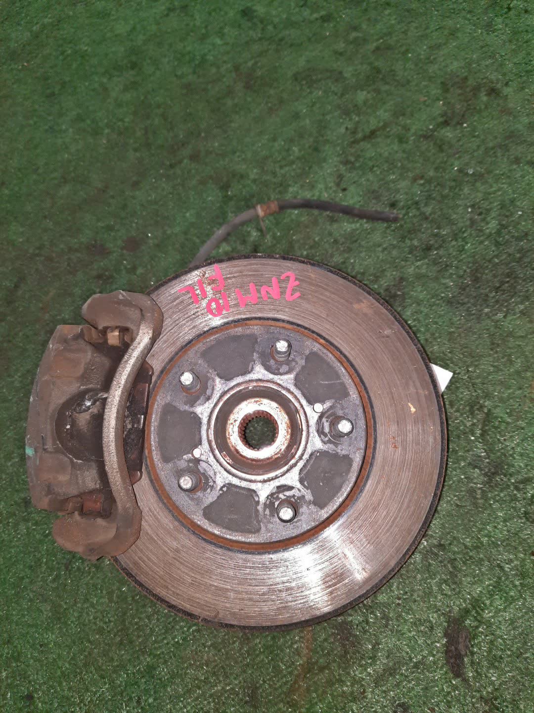 Ступица левая передняя TOYOTA ISIS ZNM10G 1ZZ-FE 1 ракурс
