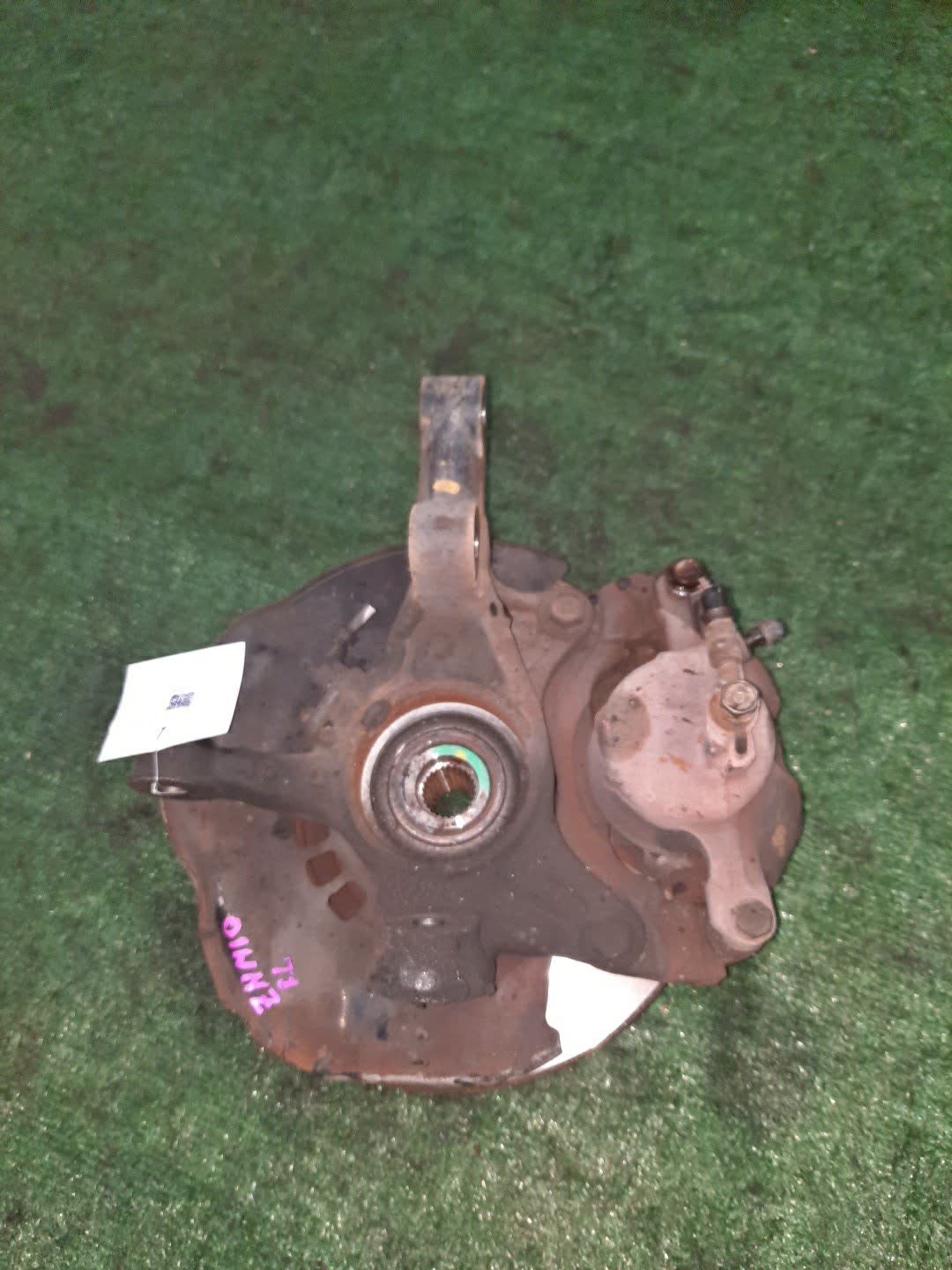 Ступица левая передняя TOYOTA ISIS ZNM10G 1ZZ-FE 3 ракурс