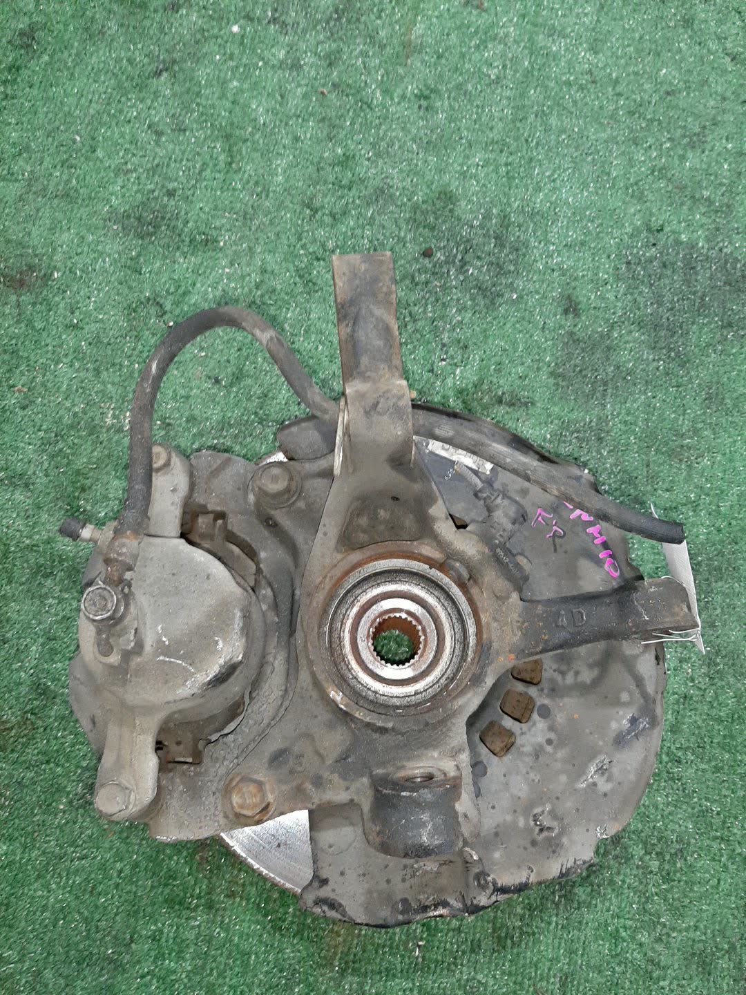 Ступица правая передняя TOYOTA ISIS ZNM10G 1ZZ-FE 2 ракурс
