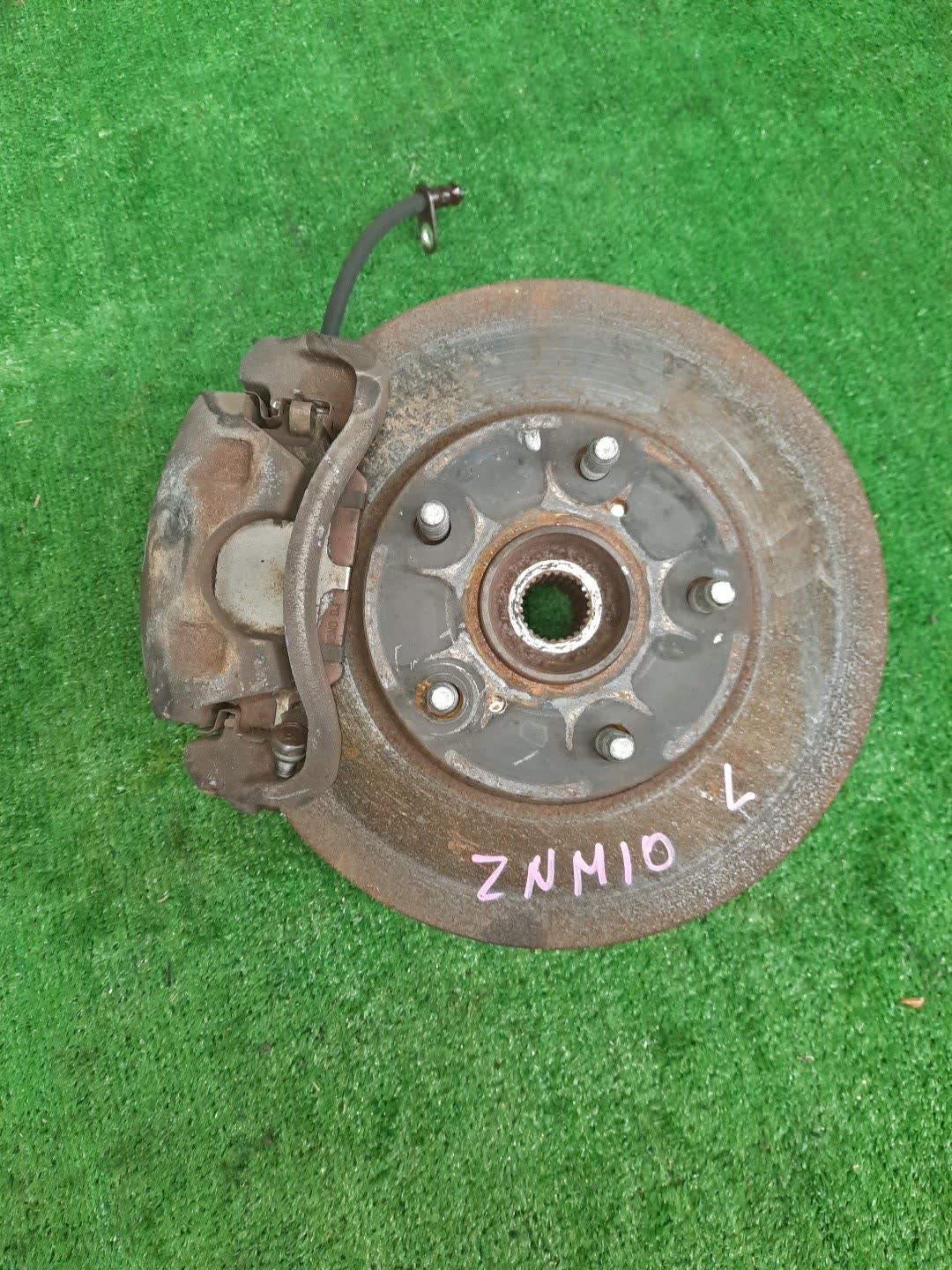 Ступица левая передняя TOYOTA ISIS ZNM10G 1ZZ-FE 1 ракурс