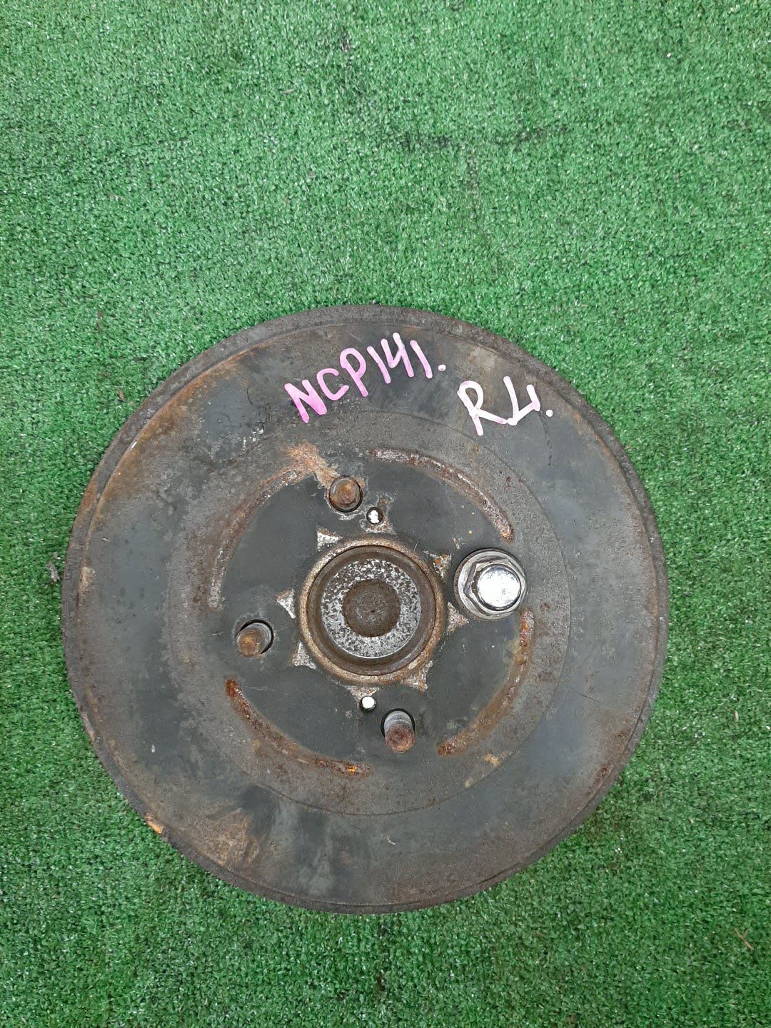 Ступица левая задняя TOYOTA PORTE NCP141 1NZ-FE 1 ракурс