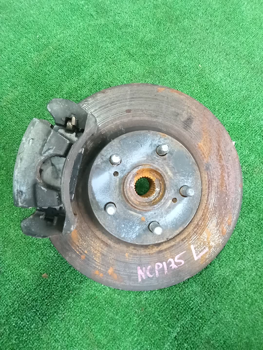Ступица левая передняя SUBARU TREZIA NCP125 1NZ-FE 1 ракурс