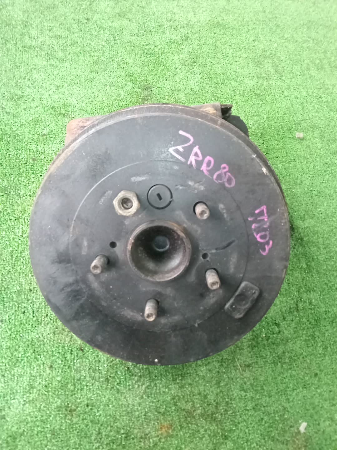 Ступица правая задняя TOYOTA NOAH ZRR80G 3ZR-FAE 1 ракурс Ступица правая задняя TOYOTA NOAH ZRR80G 3ZR-FAE 1 ракурс