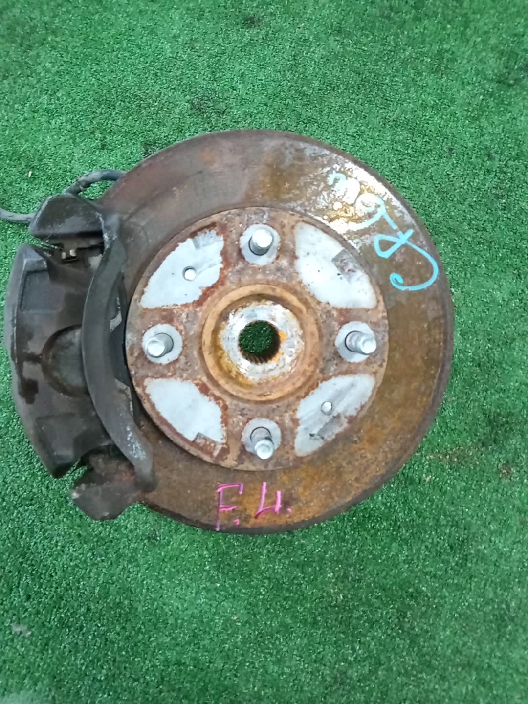 Ступица левая передняя MITSUBISHI DION CR6W, CR9W, CR5W 4G94, 4G63, 4G93 1 ракурс